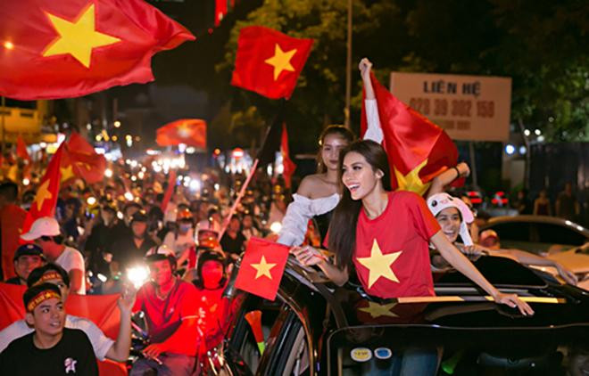 Ngay sau khi đáp chuyến bay trở về TP. HCM sau cuộc thi Hoa hậu Siêu quốc gia 2018 ở Ba Lan, Minh Tú nhận tin vui đội tuyển Việt Nam giành chiến thắng trong trận chung kết AFF Cup 2018. Ngay sau khi đáp chuyến bay trở về TP. HCM sau cuộc thi Hoa hậu Siêu quốc gia 2018 ở Ba Lan, Minh Tú nhận tin vui đội tuyển Việt Nam giành chiến thắng trong trận chung kết AFF Cup 2018.