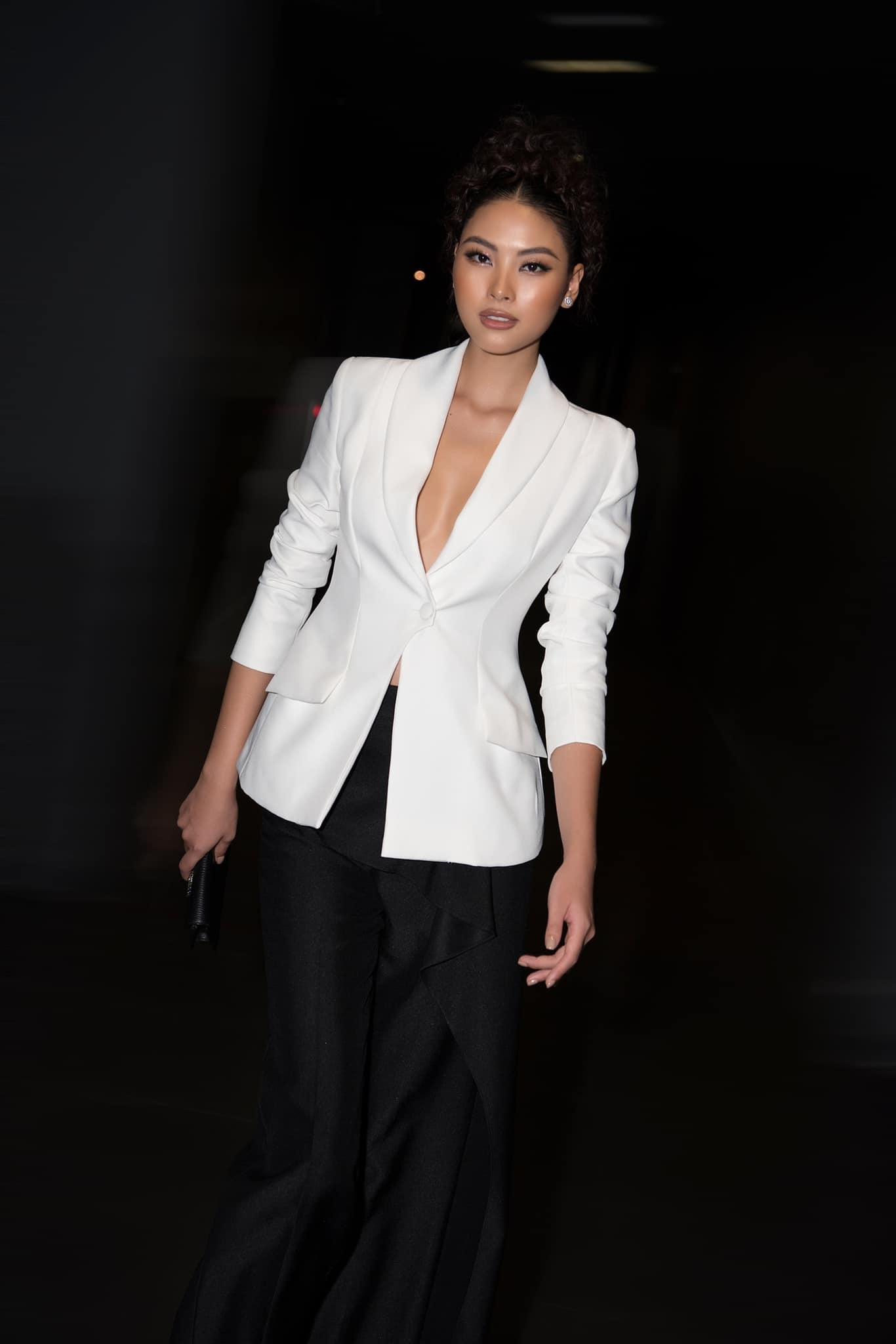 Cũng diện vest trắng nhưng người đẹp biển Đào Thị Hà lại khoe khéo vòng 1 nóng bỏng.