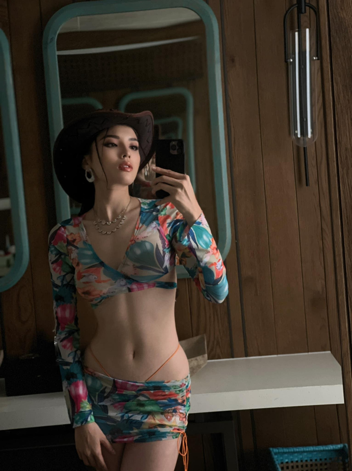 Sở hữu vòng eo con kiến 'bé xíu' nên Kỳ Duyên tích cực diện những trang phục crop-top để tôn lên thế mạnh của mình.