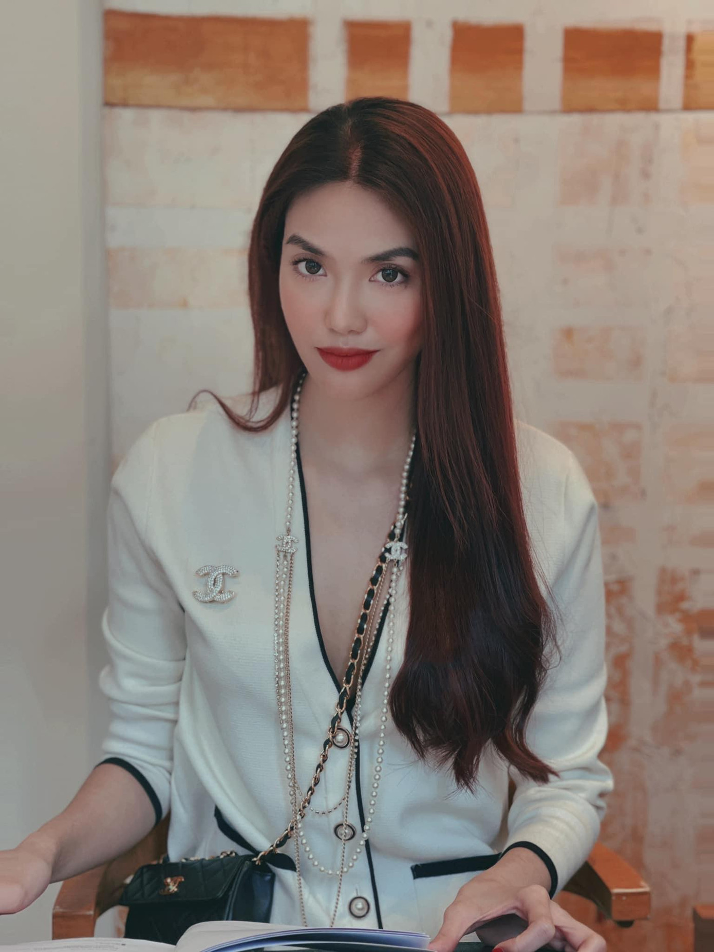 Hoa khôi Lan Khuê mặc thiết kế cổ xẻ sâu quyến rũ. Hoa khôi Lan Khuê mặc thiết kế cổ xẻ sâu quyến rũ.