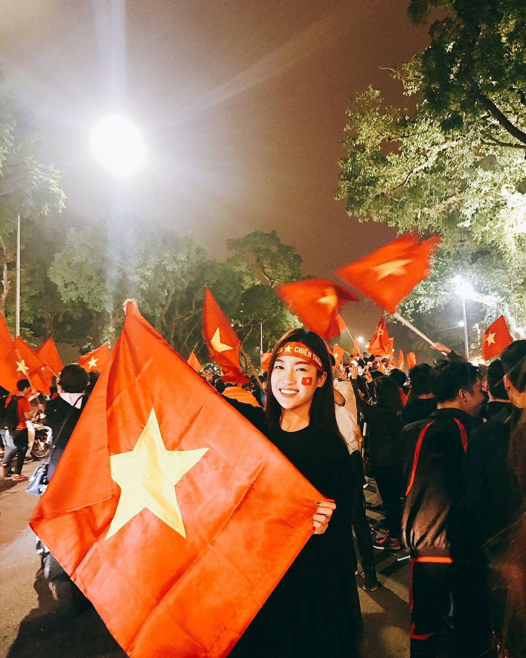 Mặc dù để mặt mộc xuống phố nhưng Hoa hậu Việt Nam 2016 vẫn ghi điểm với nhan sắc xinh đẹp và rạng rỡ. Mặc dù để mặt mộc xuống phố nhưng Hoa hậu Việt Nam 2016 vẫn ghi điểm với nhan sắc xinh đẹp và rạng rỡ.