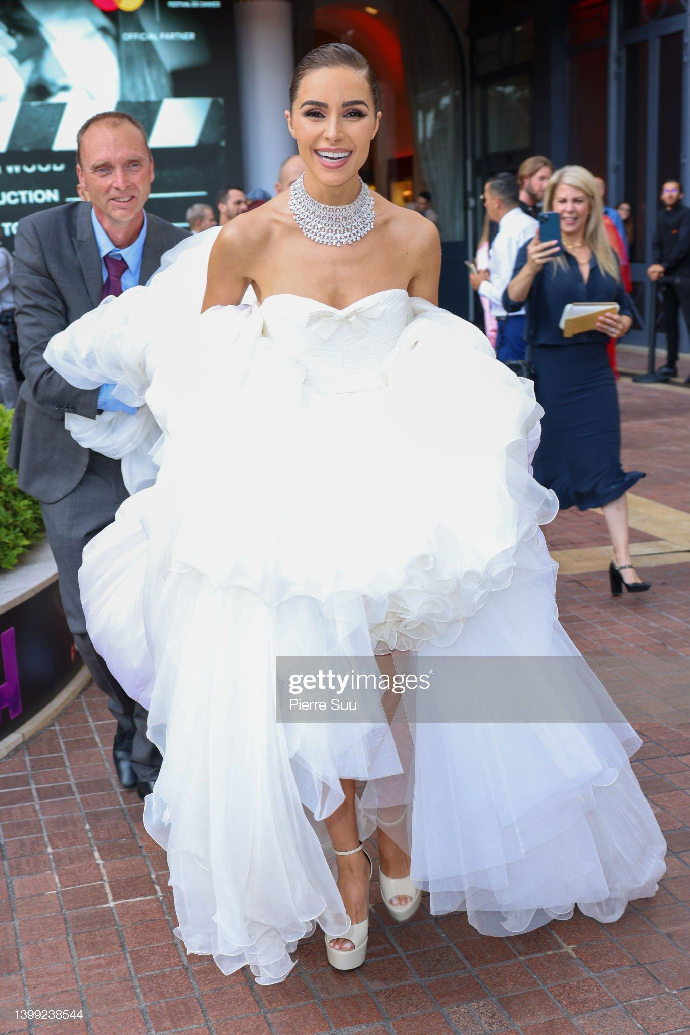 Hôm thứ Tư (25/5), Hoa hậu Hoàn vũ 2012 Olivia Culpo cùng dàn sao hạng A thế giới quy tụ về nhà hát Palais des Festivals dự buổi ra mắt phim "Elvis".