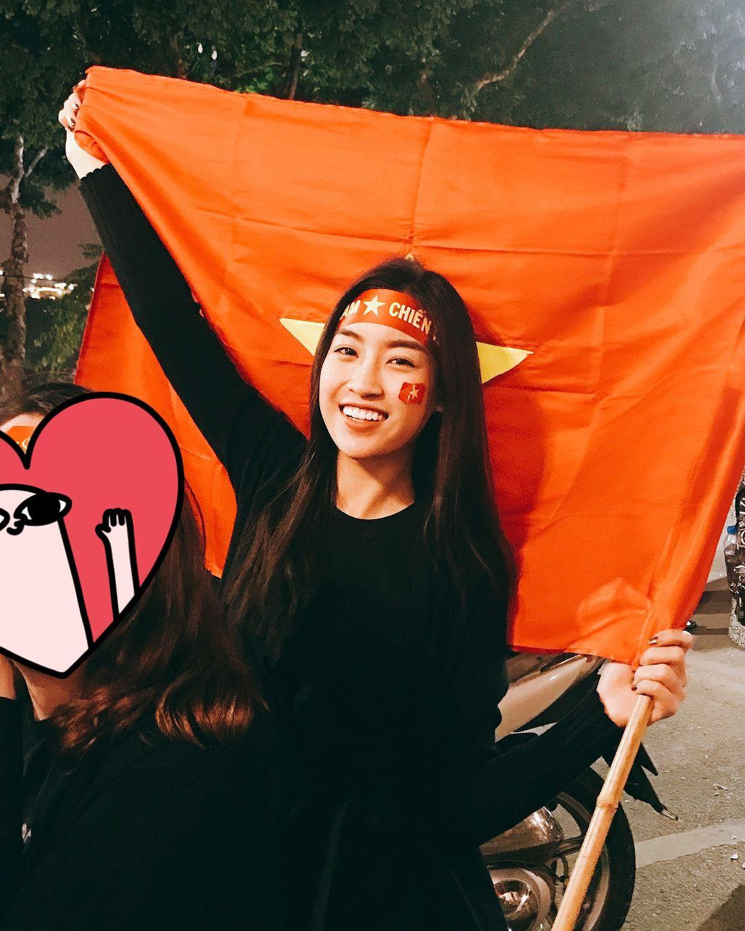 Hoa hậu Đỗ Mỹ Linh nổi tiếng với tinh thần đam mê thể thao. Cô nhiều lần xuống đường đi 'bão' để ăn mừng chiến thắng của các cầu thủ nước nhà. Hoa hậu Đỗ Mỹ Linh nổi tiếng với tinh thần đam mê thể thao. Cô nhiều lần xuống đường đi 'bão' để ăn mừng chiến thắng của các cầu thủ nước nhà.