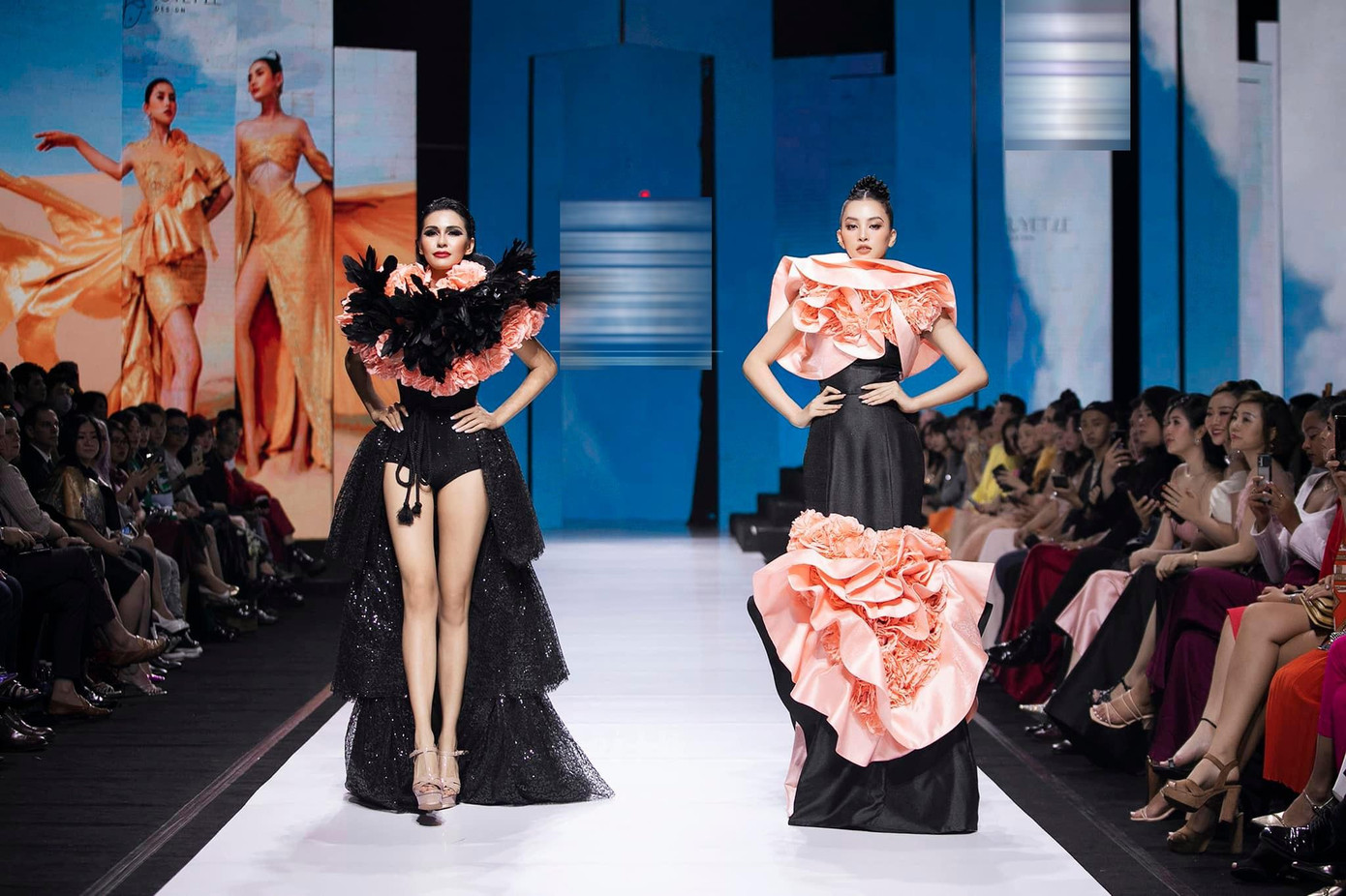 Tiểu Vy catwalk đầy thần thái với bộ trang phục lộng lẫy, nhận được sự tán thưởng của khán giả.