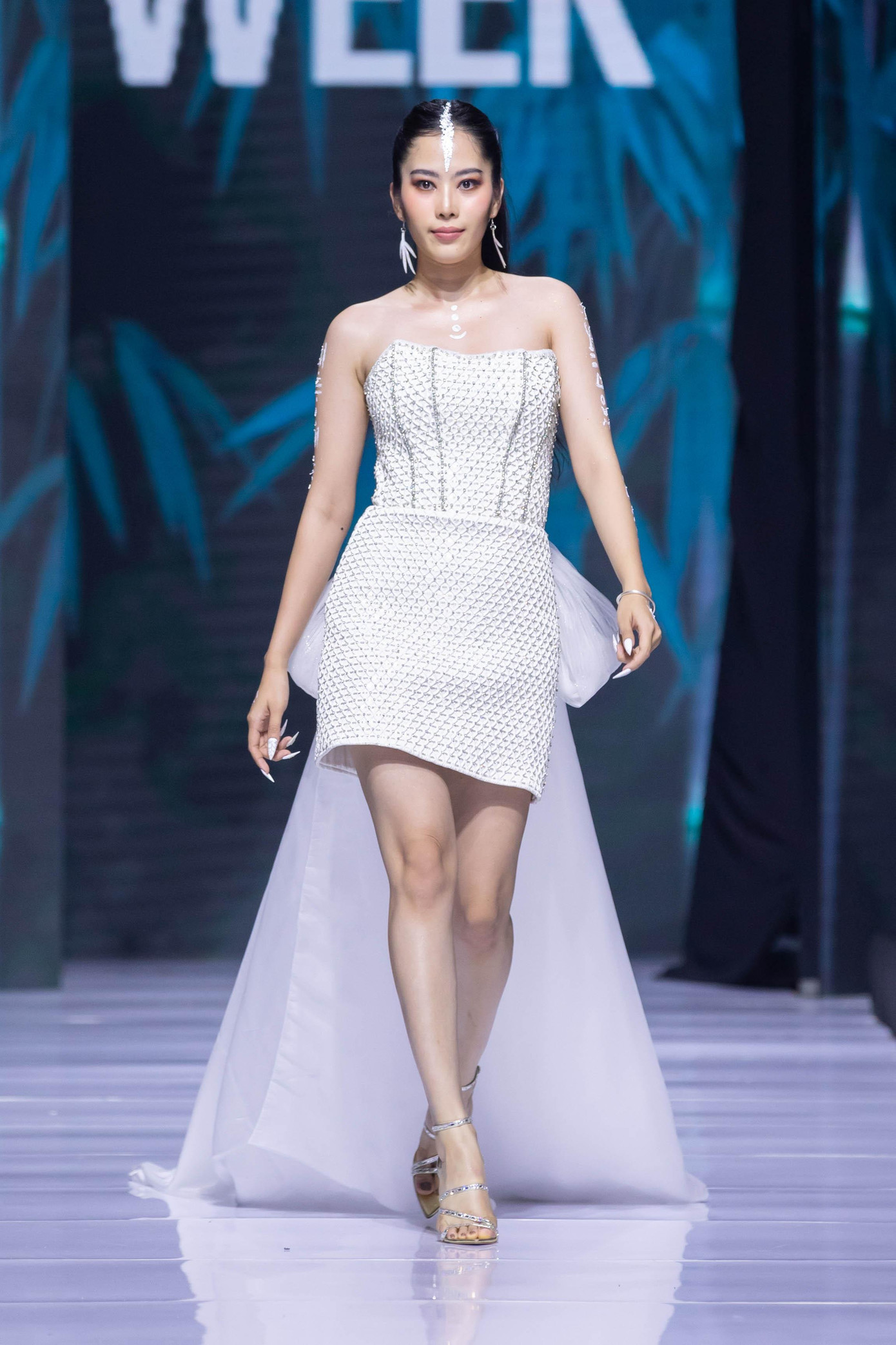 Người đẹp Nam Em khoe chân dài quyến rũ trong bộ váy trắng kiêu sa.