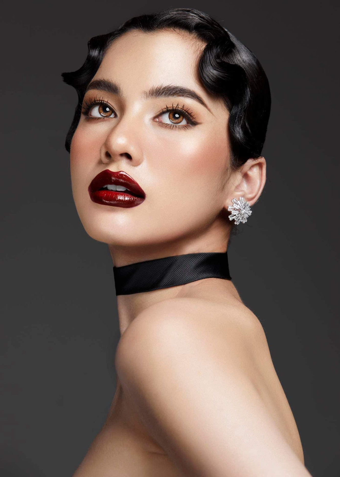 Người đẹp khoe trọn vai trần nuột nà và thần thái kiêu sa trước ống kính.