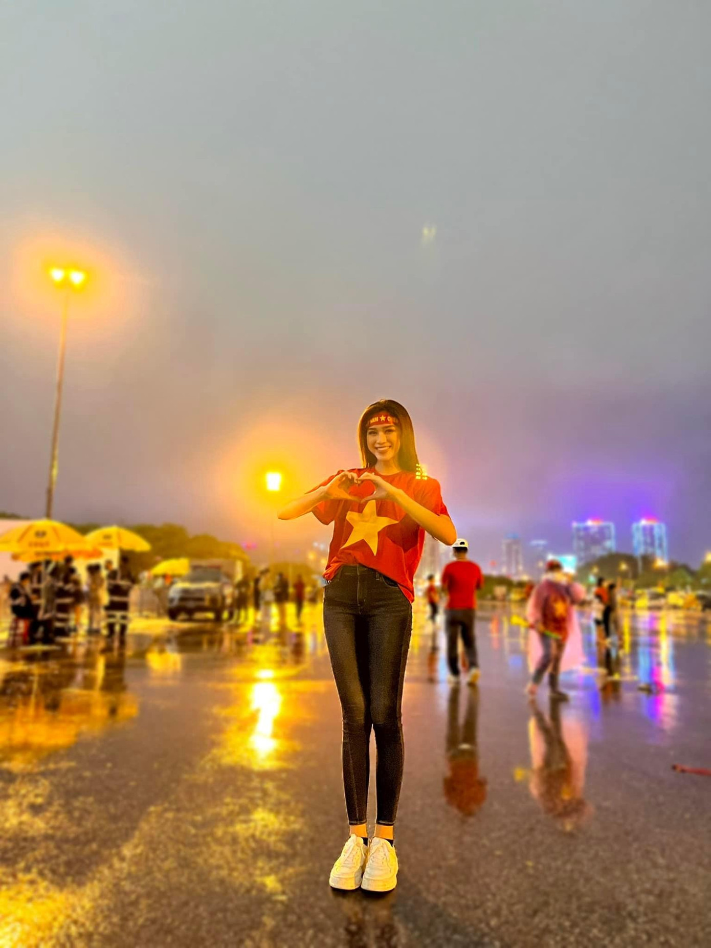 Người đẹp xứ Thanh diện áo cờ đỏ sao vàng, hào hứng trước không khí náo nhiệt của sân vận động.