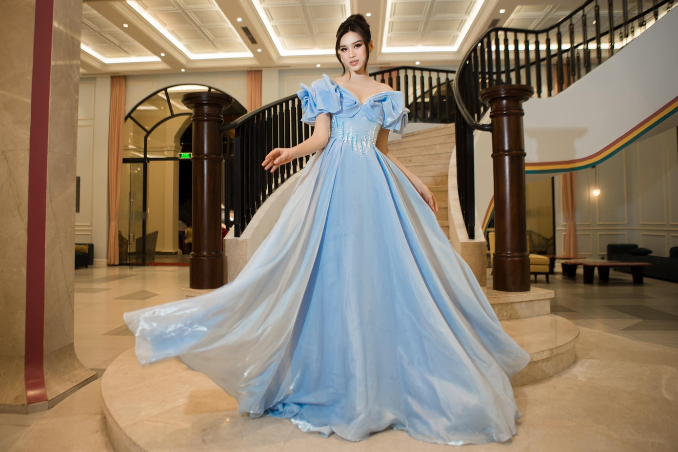 Cô diện bộ váy trễ vai có kiểu dáng bồng bềnh khoe vai trần kiêu sa, gợi cảm.