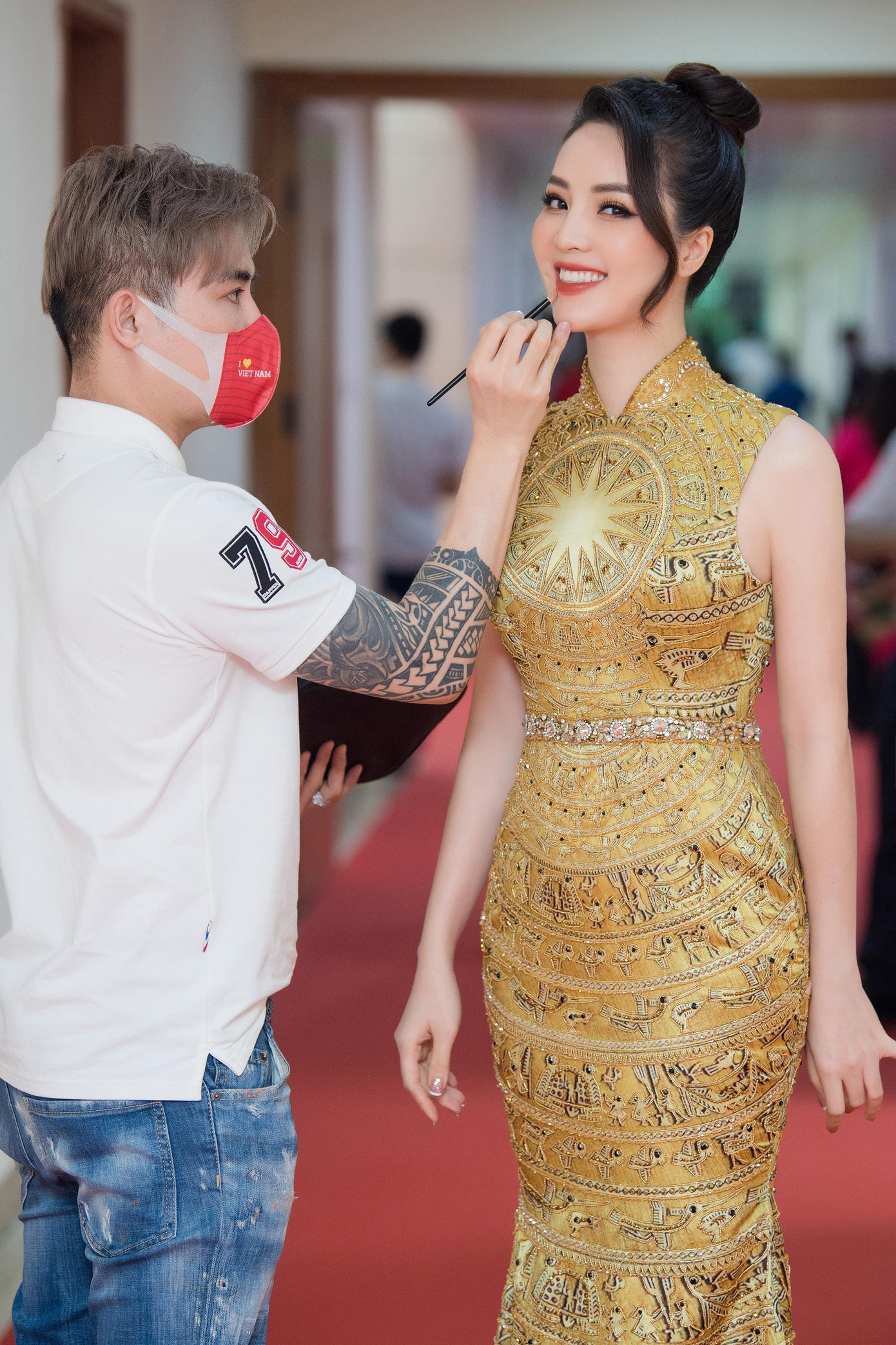 Tối 23/5, Á hậu Thụy Vân đến sân vận động Mỹ Đình từ rất sớm để chuẩn bị cho lễ bế mạc SEA Games 31 với vai trò người dẫn chương trình.