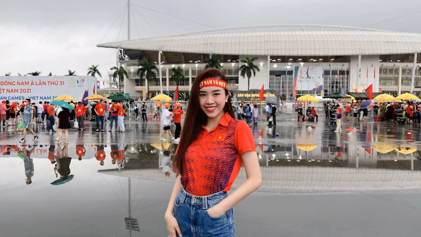 Á hậu Thuý An bay từ TP. HCM ra Hà Nội để tới sân Mỹ Đình cổ vũ cho các cầu thủ U23 Việt Nam. Á hậu Thuý An bay từ TP. HCM ra Hà Nội để tới sân Mỹ Đình cổ vũ cho các cầu thủ U23 Việt Nam.