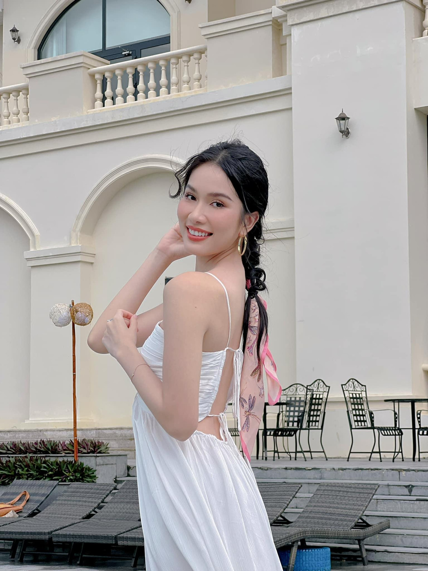 Á hậu Phương Anh khoe khéo lưng trần nuột nà. Á hậu Phương Anh khoe khéo lưng trần nuột nà.