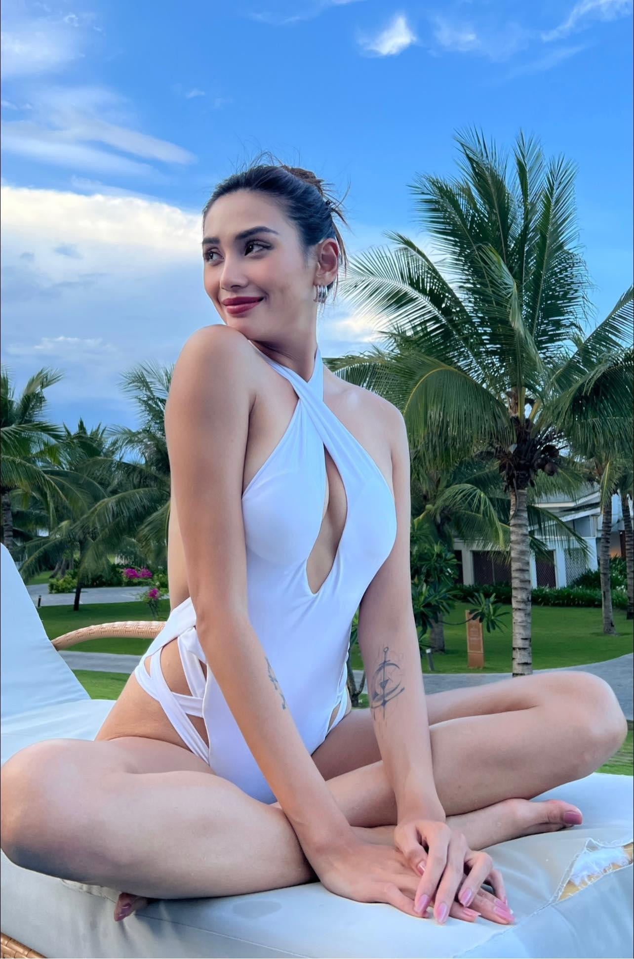 Thiết kế kiểu cổ yếm xẻ vòng một nóng bỏng đang được Võ Hoàng Yến và các người đẹp đình đám trong showbiz tích cực lăng-xê.