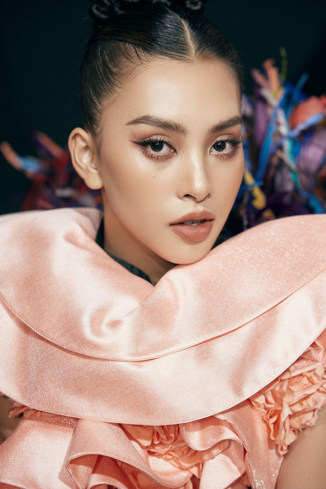 Hoa hậu Tiểu Vy hoá thân thành nàng công chúa kiêu sa với bộ váy đính hoa hồng lạ mắt, cầu kỳ.