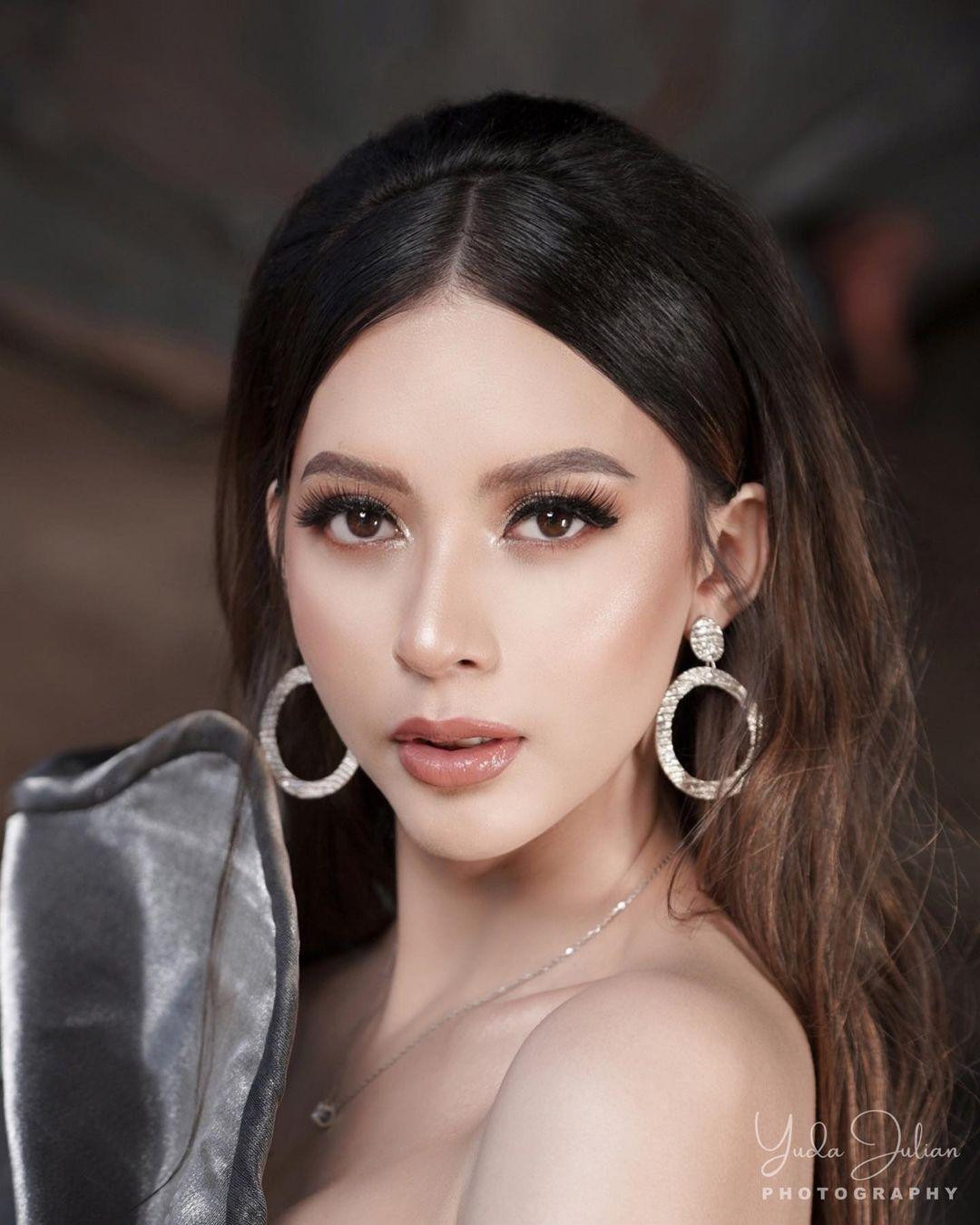 Cindy May Mc Guire thu hút với đôi mắt to tròn, sống mũi cao và gương mặt thanh thoát. Cindy May Mc Guire thu hút với đôi mắt to tròn, sống mũi cao và gương mặt thanh thoát.