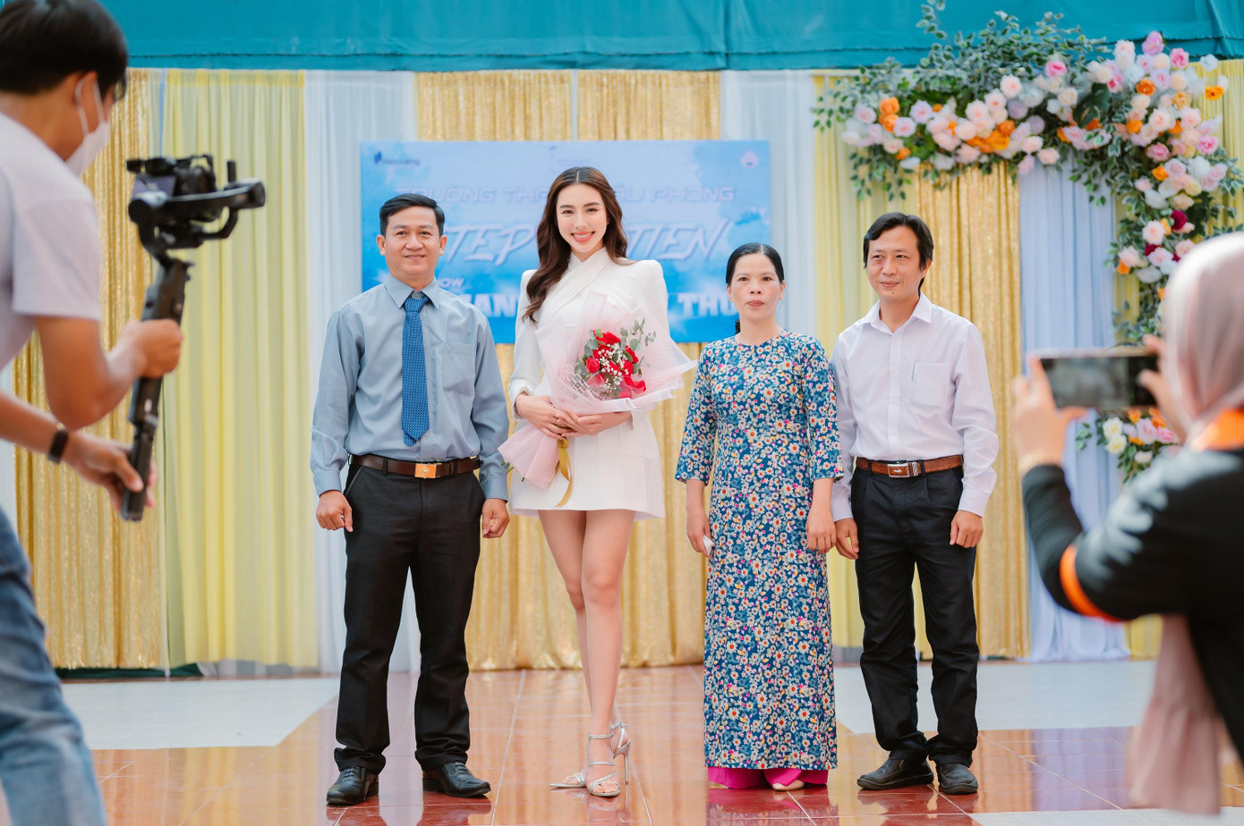 Thuỳ Tiên diện trang phục giản dị khi đến với trường THPT Châu Phong.