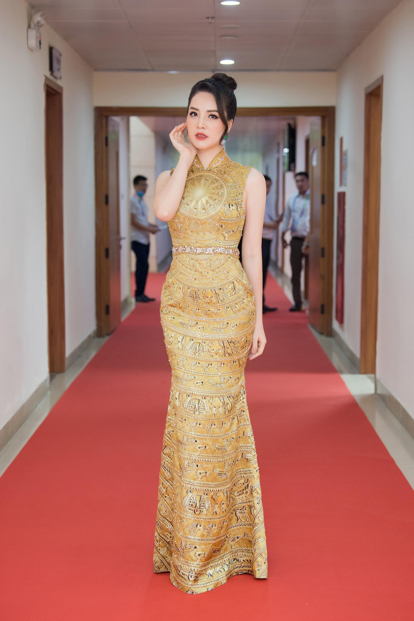 Cô gây ấn tượng khi diện bộ váy dạ hội tông màu vàng gold sang trọng với những họa tiết trống đồng Đông Sơn được đính kết tỉ mỉ, tinh tế dọc thân váy.