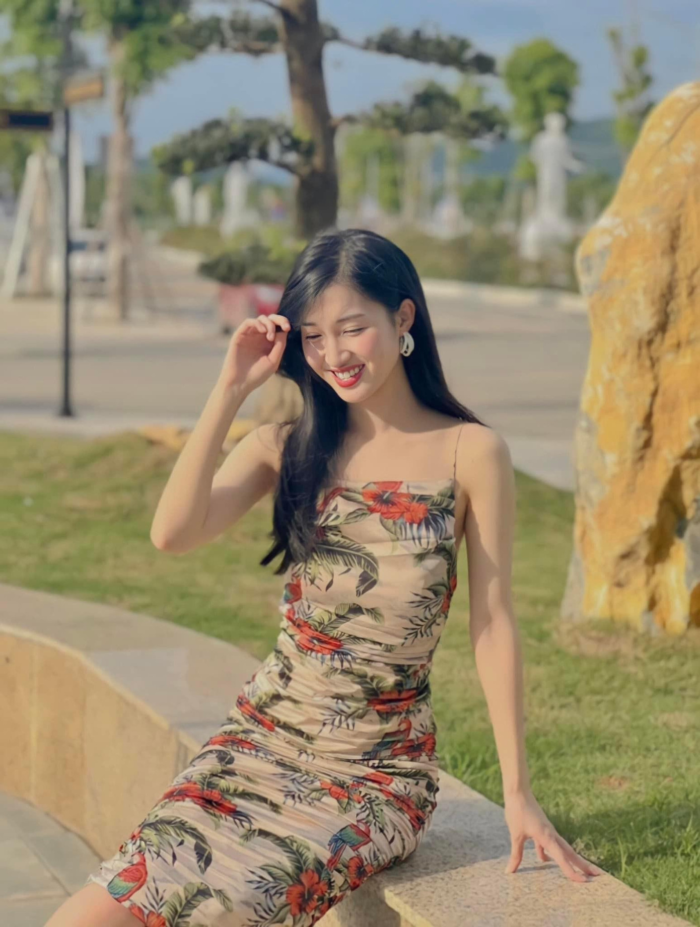 Phương Nhi sinh năm 2000, cao 1m7 và số đo ba vòng lần lượt 80-57-88. Ngoài gương mặt ưa nhìn, cô cũng là thí sinh có vòng eo nhỏ nhất của cuộc thi năm nay.