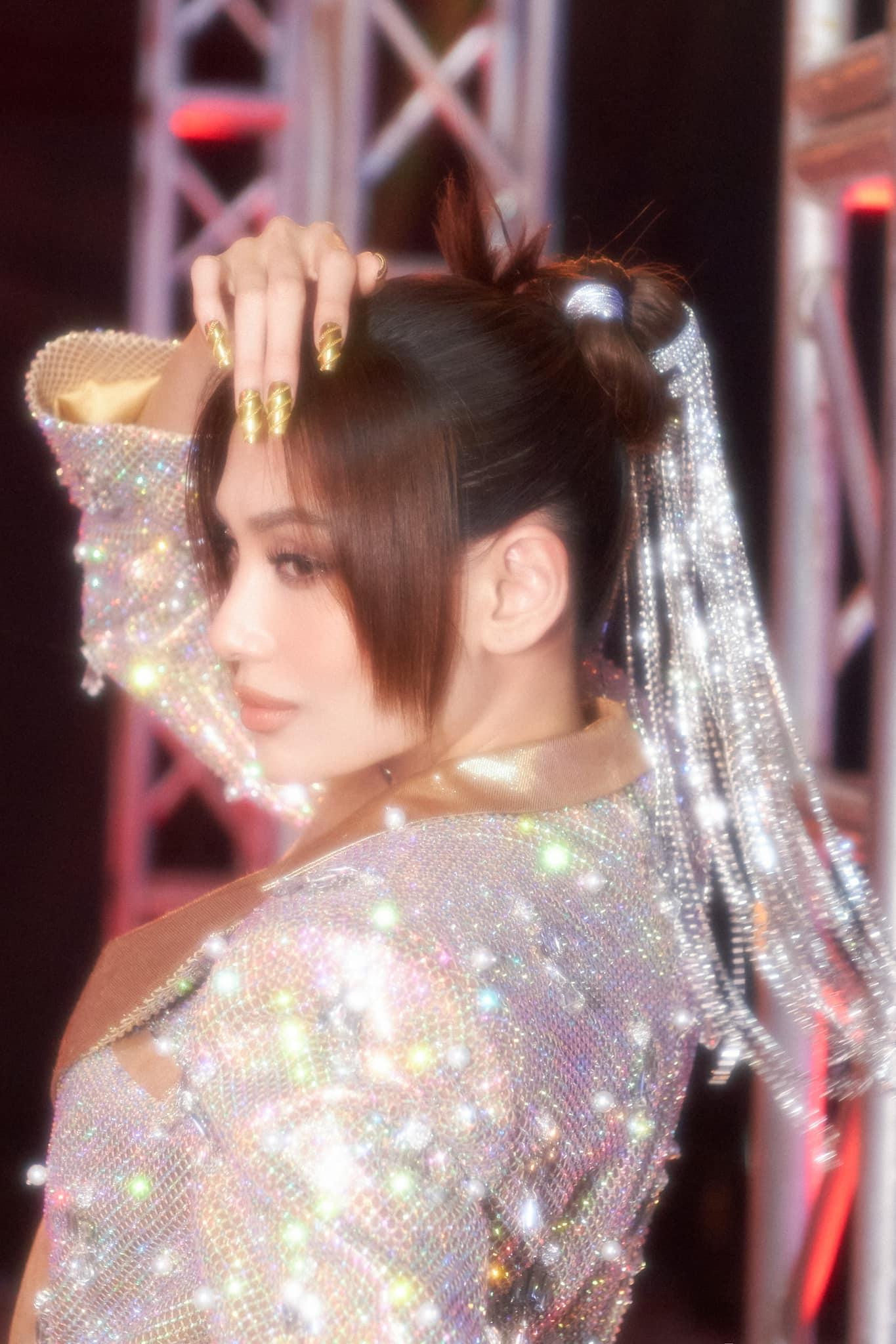 Người đẹp còn 'chịu chơi' khi sử dụng phụ kiện buộc tóc bằng kim loại lấp lánh để hoàn thiện phong cách.