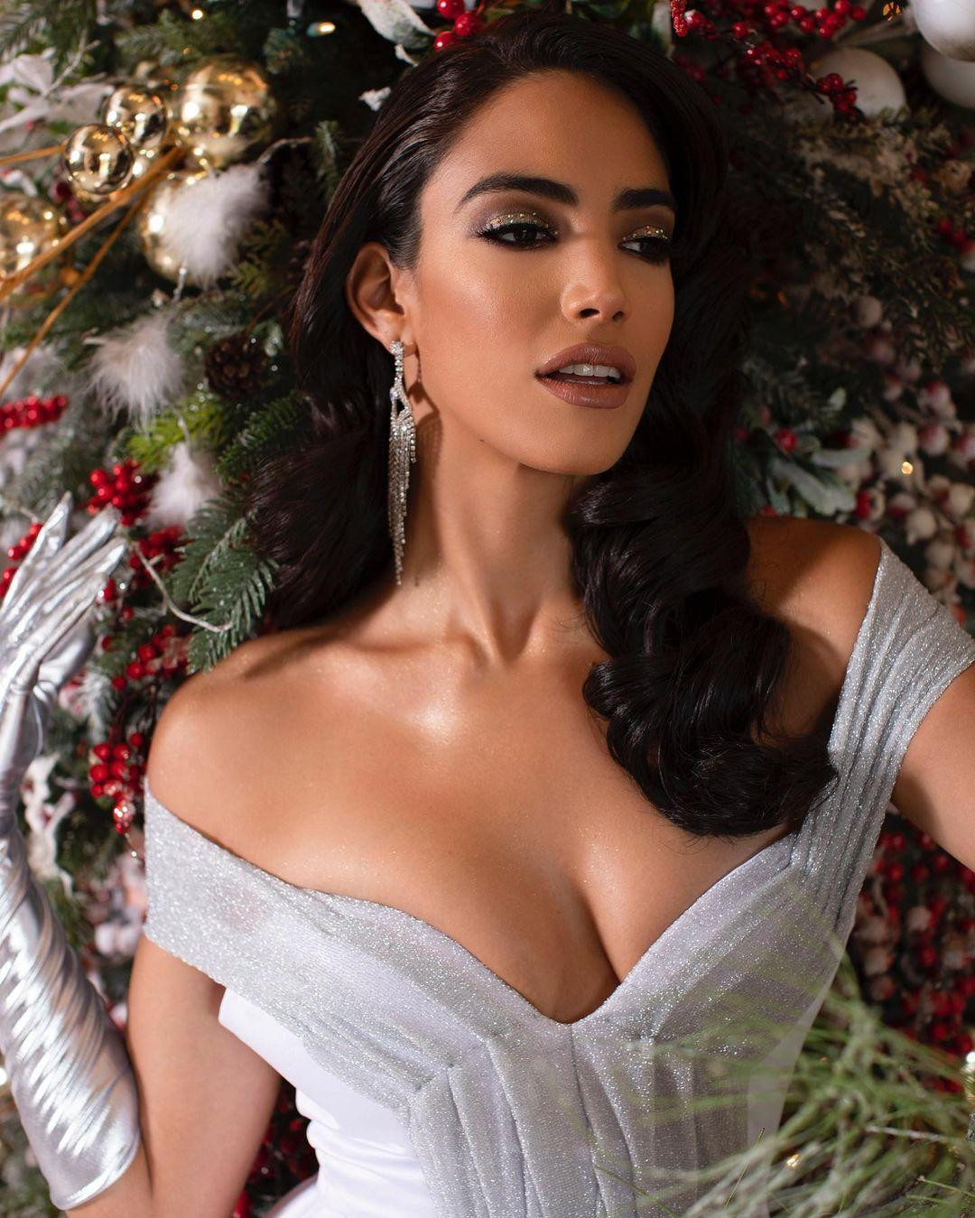 Solaris Barba không phải là một cái tên xa lạ tại các cuộc thi sắc đẹp. Cô từng đoạt danh hiệu Señorita World Panamá (Hoa hậu Thế giới Panama) năm 2018. Cô sau đó đại diện cho quốc gia thi Miss World - Hoa hậu Thế giới 2018 và xuất sắc lọt vào top 12 người đẹp nhất năm đó. Solaris Barba không phải là một cái tên xa lạ tại các cuộc thi sắc đẹp. Cô từng đoạt danh hiệu Señorita World Panamá (Hoa hậu Thế giới Panama) năm 2018. Cô sau đó đại diện cho quốc gia thi Miss World - Hoa hậu Thế giới 2018 và xuất sắc lọt vào top 12 người đẹp nhất năm đó.