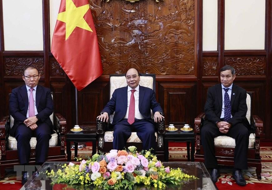 Huấn luyện viên bóng đá nam Park Hang Seo và huấn luyện viên bóng đá nữ Mai Đức Chung là hai huấn luyện viên xuất sắc đại diện cho các huấn luyện viên có nhiều cống hiến, lập thành tích xuất sắc tại SEA Games 31. (Ảnh: Thống Nhất/TTXVN)