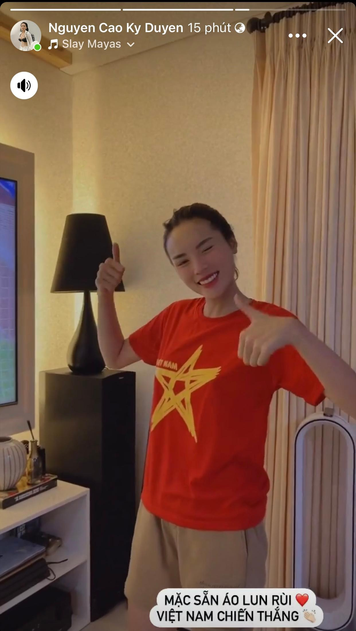 Hoa hậu Kỳ Duyên mặc áo cờ đỏ sao vàng cổ vũ đội tuyển Việt Nam trong giờ phút chiến thắng.