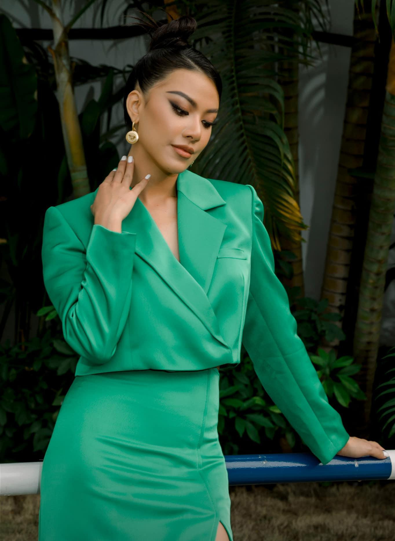 Á hậu Kim Duyên khoe dáng yêu kiều trong bộ váy xanh có thiết kế lạ mắt.