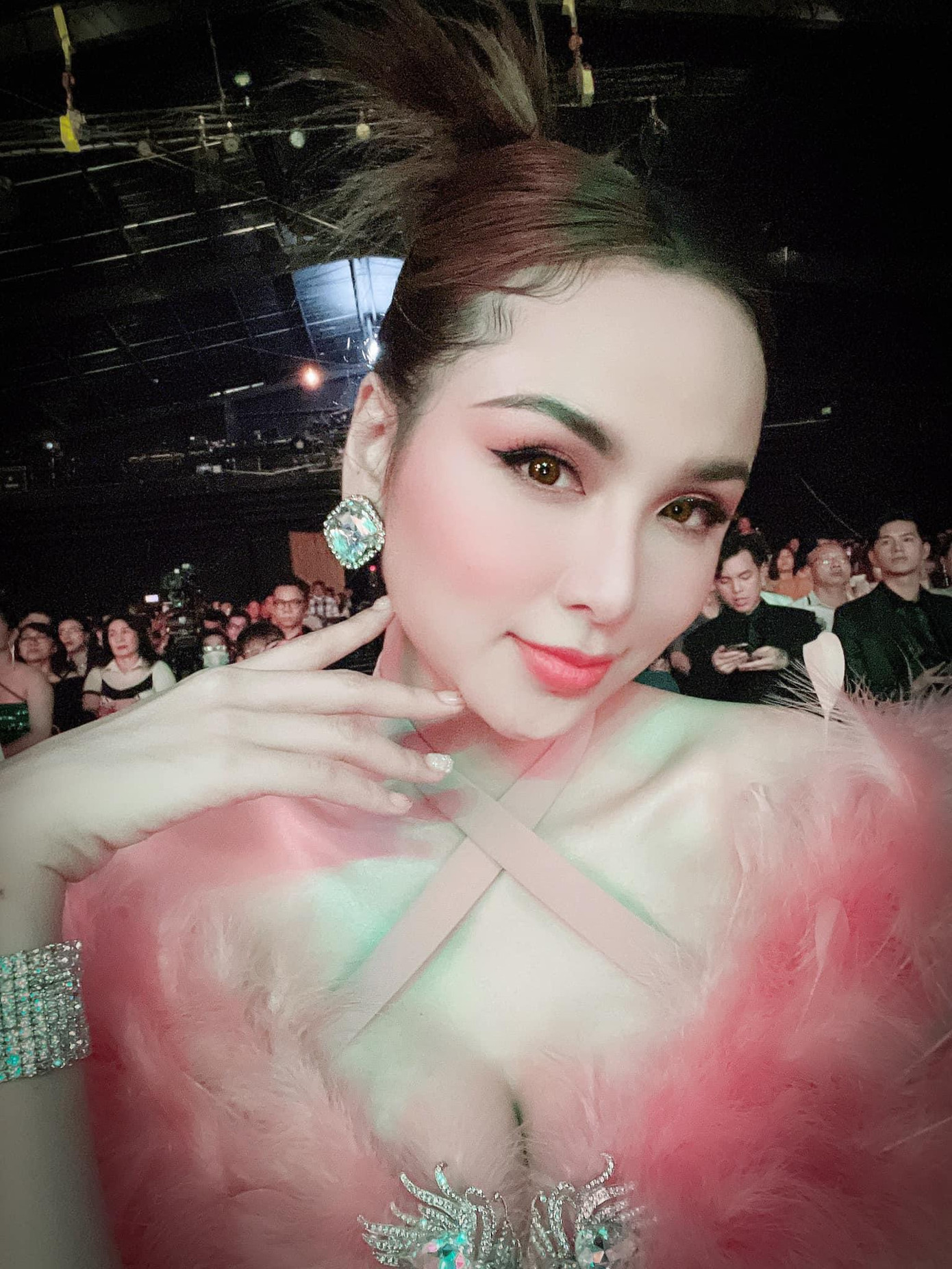 Hoa hậu Diễm Hương mặc váy lông vũ khoe vòng một đầy đặn, sexy.