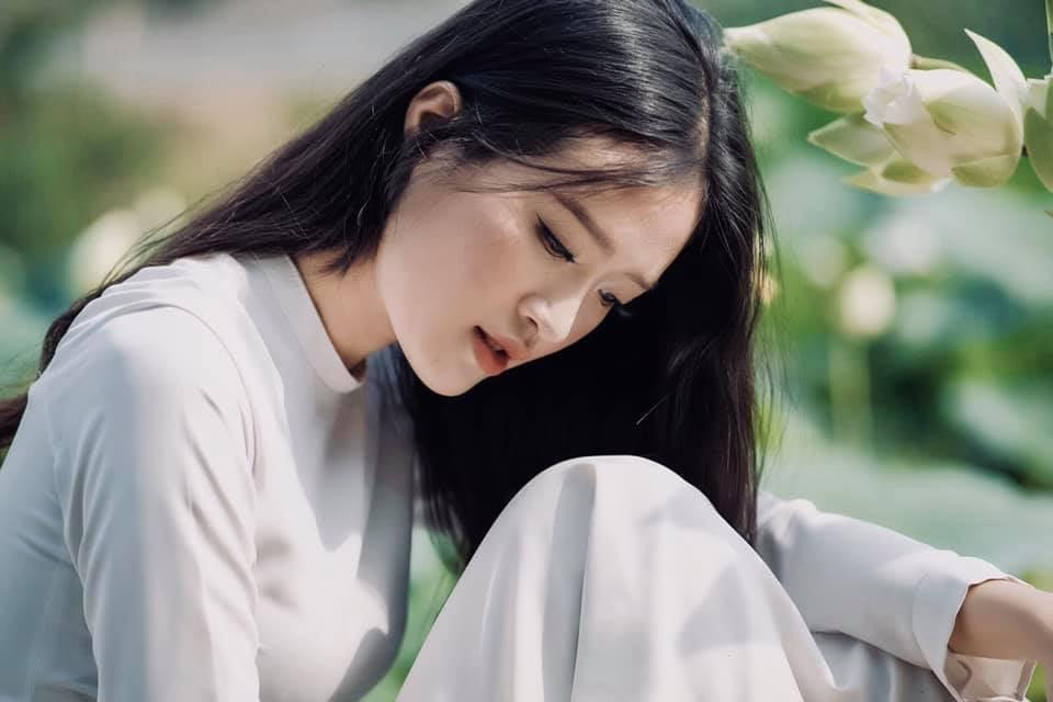 Yến Nhi sở hữu nét đẹp dịu dàng đặc trưng của con gái Huế. Ở cuộc thi cô nổi bật khi sở hữu chiều cao 1m80.