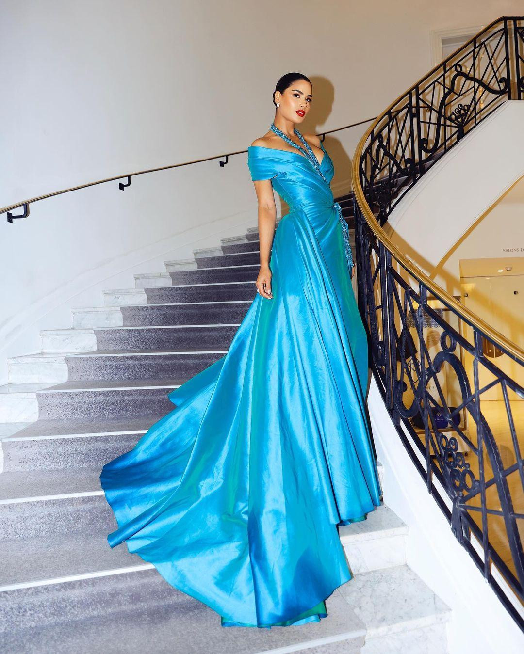 Cô diện bộ váy lụa màu xanh nước biển với phần tà bay bổng. Cô diện bộ váy lụa màu xanh nước biển với phần tà bay bổng.