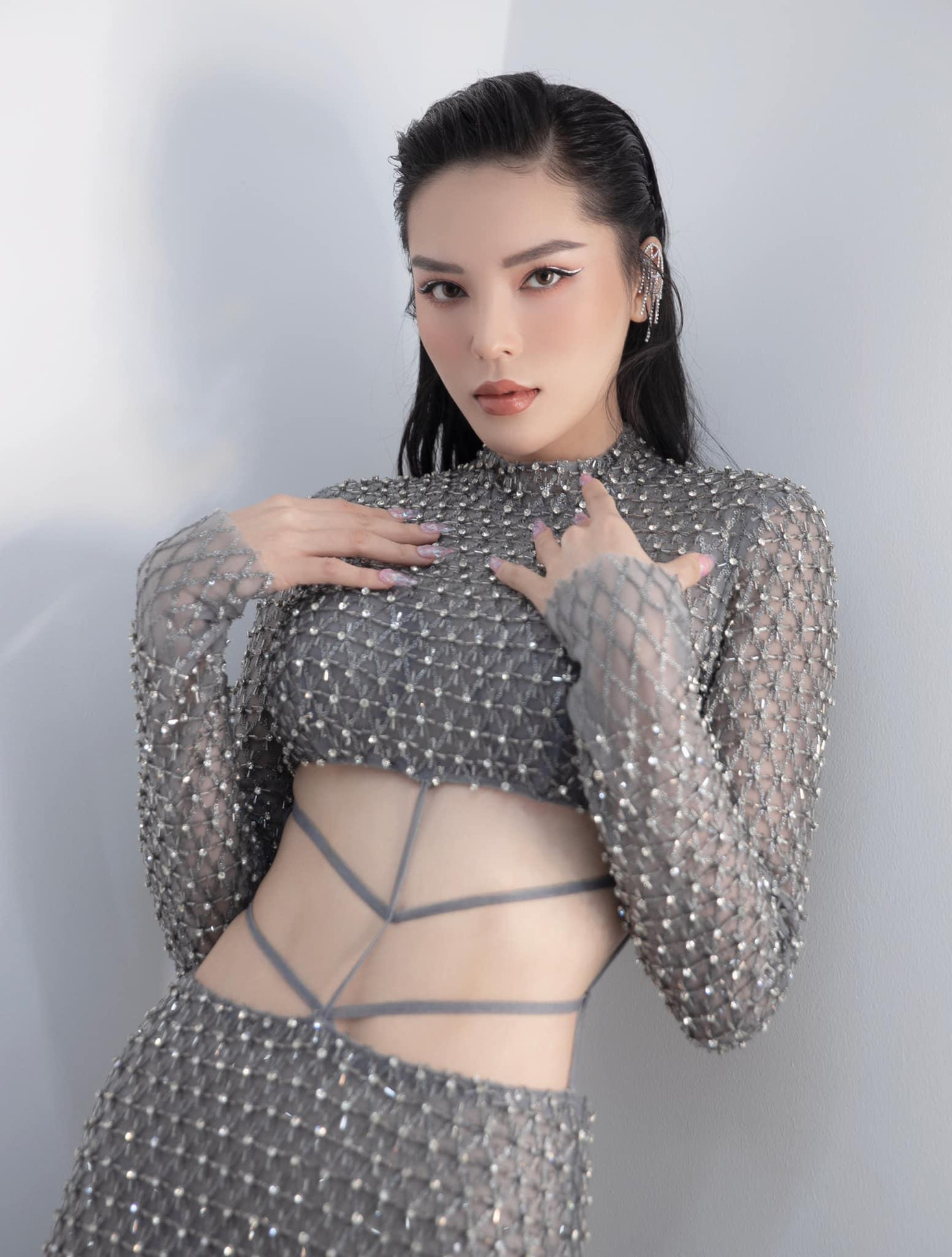 Thời gian gần đây cô thường xuyên lựa chọn những trang phục cut-out để khoe được vòng eo quyến rũ của mình.