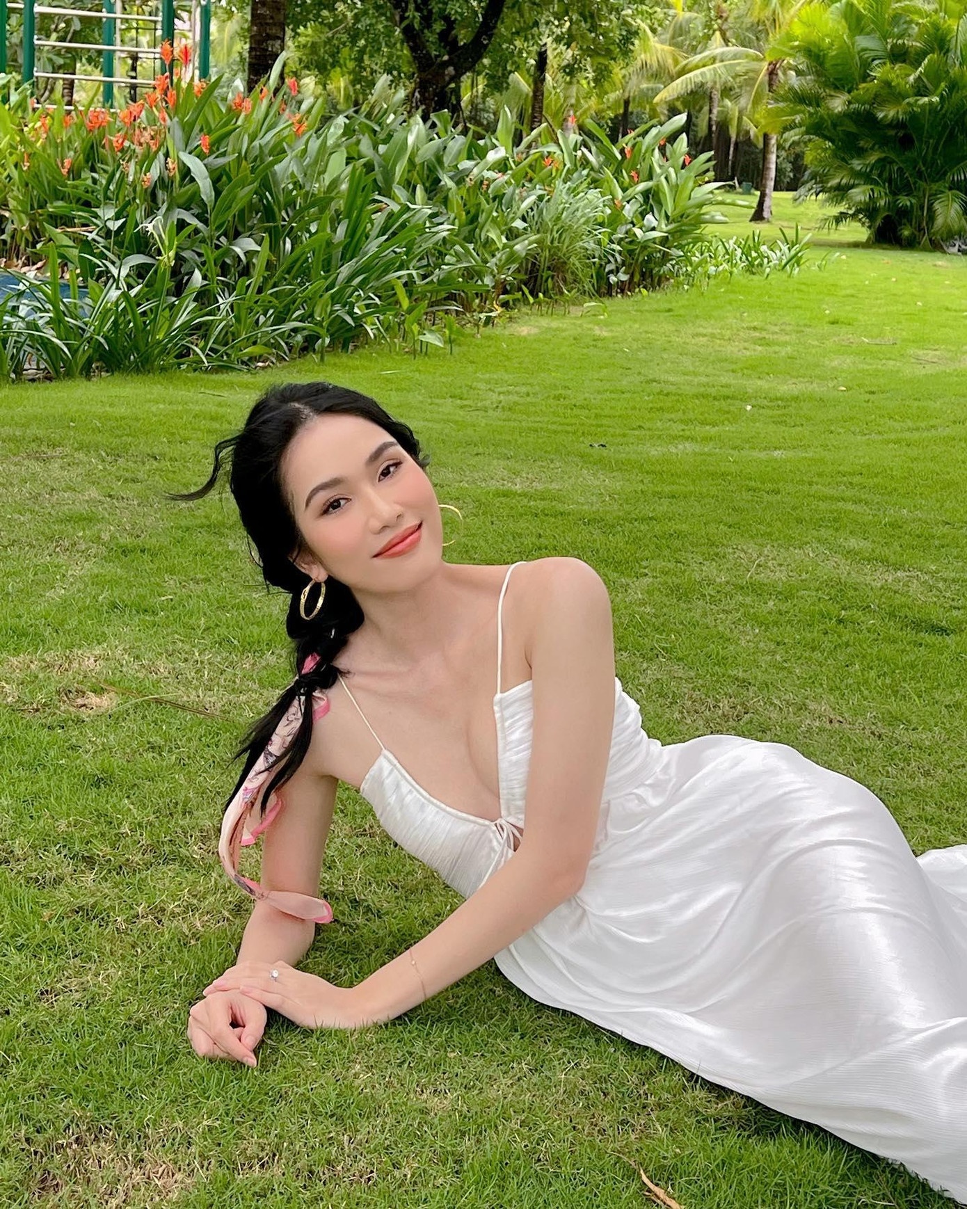 Thiết kế xẻ vòng một sâu giúp người đẹp khoe được vòng một đầy đặn và quyến rũ.