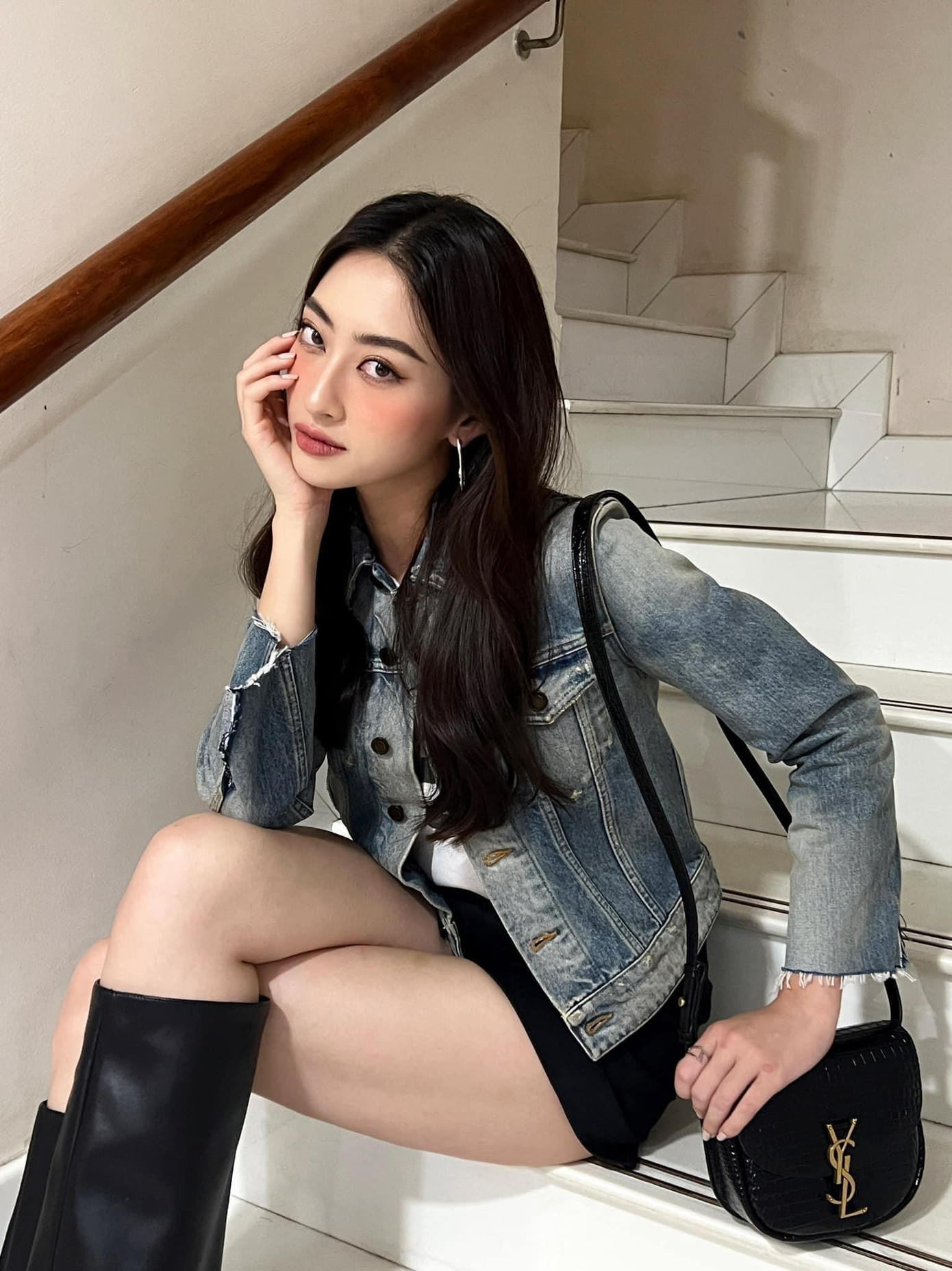 Hoa hậu Lương Thuỳ Linh hoá cô nàng tiểu thư sành điệu, quyến rũ.