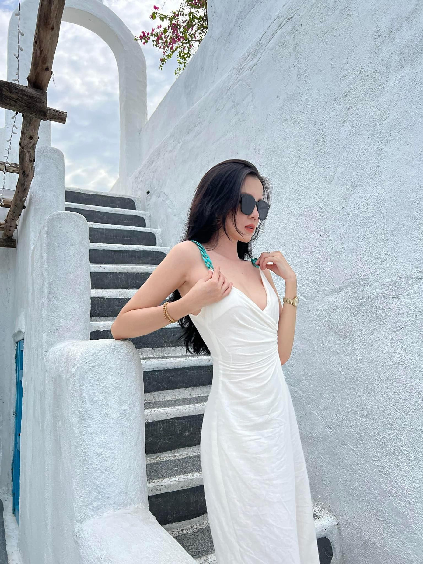 Hoa khôi Thuý Vi diện váy trắng khoét cổ sâu nóng bỏng.