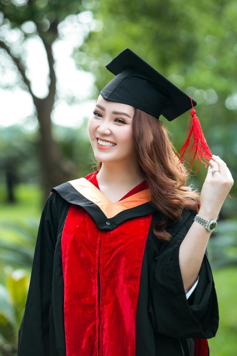 Á hậu Thụy Vân tốt nghiệp thạc sĩ MBA vào năm 2018. Á hậu Thụy Vân tốt nghiệp thạc sĩ MBA vào năm 2018.