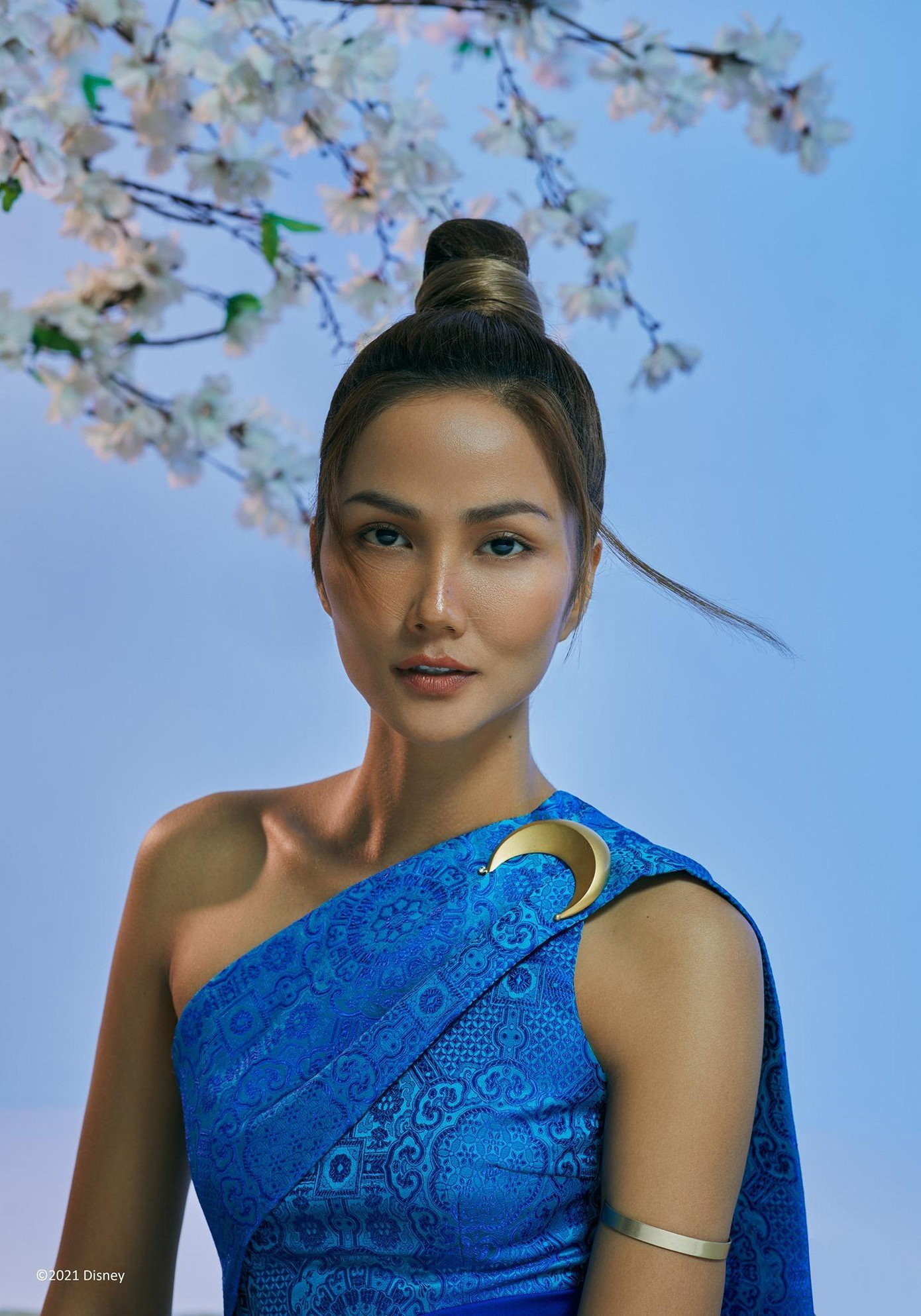 Trước đó, người đẹp Ê Đê từng hoá thân thành công chúa Raya trong bộ phim "Raya và thần rồng cuối cùng".