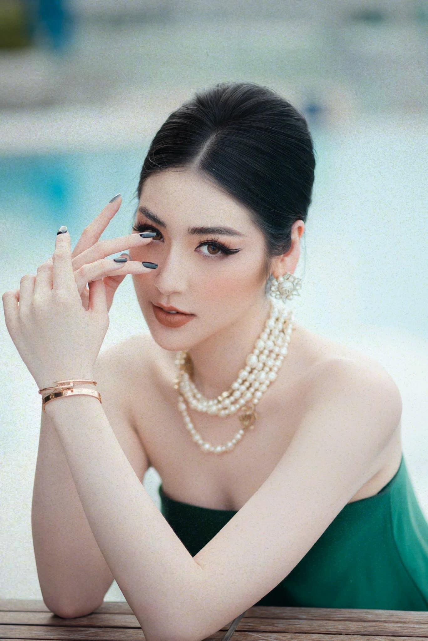 Á hậu Tú Anh xinh đẹp với nhan sắc diễm lệ khiến fans trầm trồ. Á hậu Tú Anh xinh đẹp với nhan sắc diễm lệ khiến fans trầm trồ.