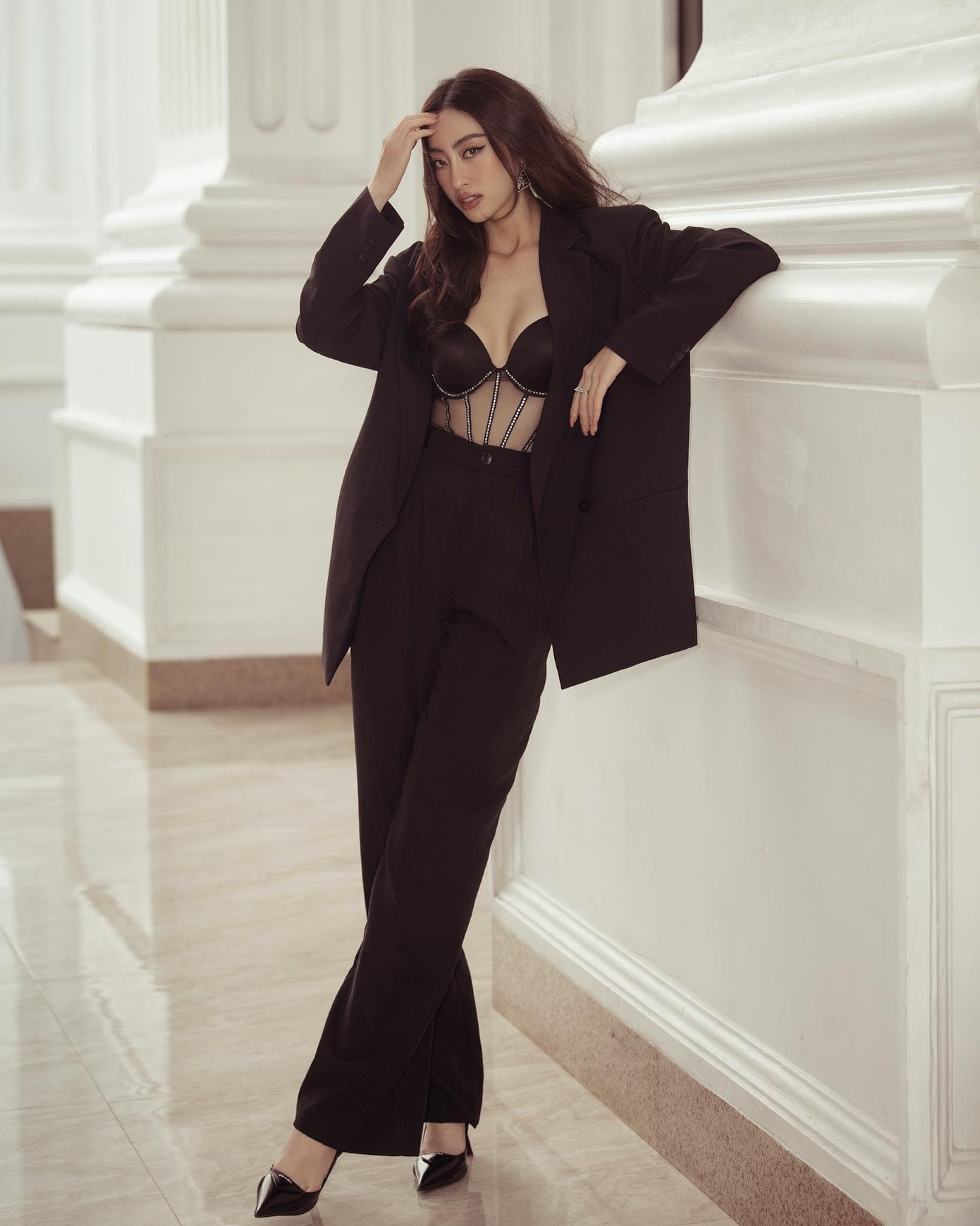 Hoa hậu Lương Thuỳ Linh diện vest đen kết hợp với nội y xuyên thấu khoe vóc dáng nóng bỏng và quyến rũ.