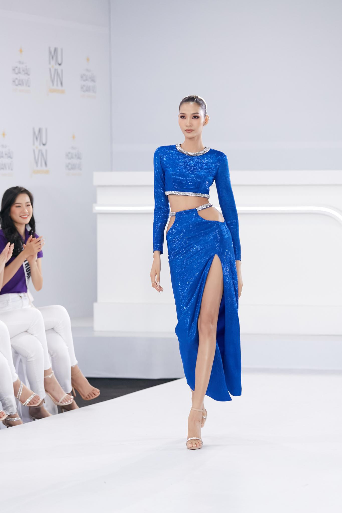 Bộ trang phục với chi tiết xẻ tà giúp Hoàng Thuỳ Khoe đôi chân thẳng tắp đầy nuột nà.