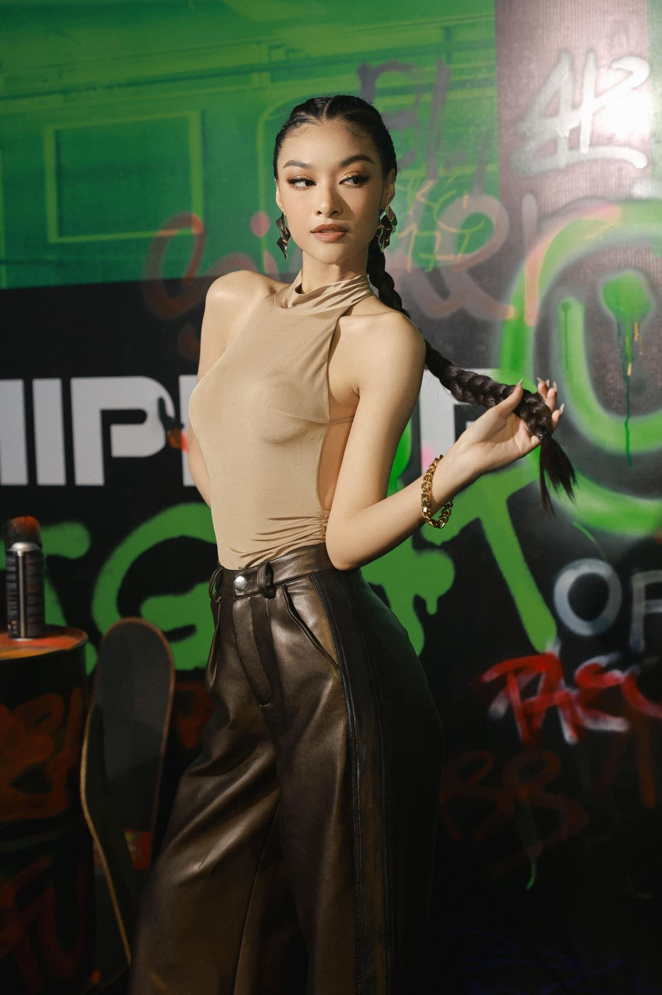 Người đẹp diện áo kiểu cổ yếm kết hợp với quần da sành điệu.