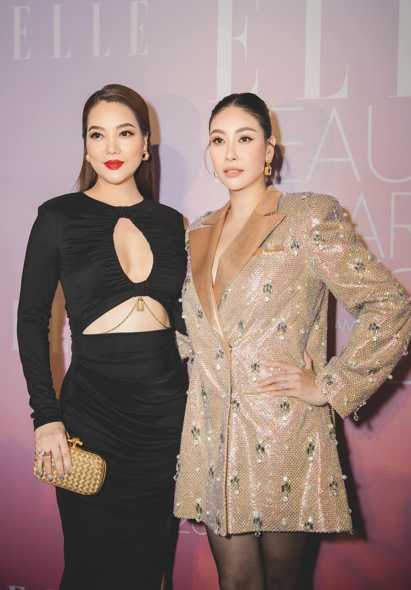 Hà Kiều Anh nổi bật với vẻ ngoài cá tính và mới mẻ khi đọ dáng với nữ diễn viên Trương Ngọc Ánh trên thảm đỏ.