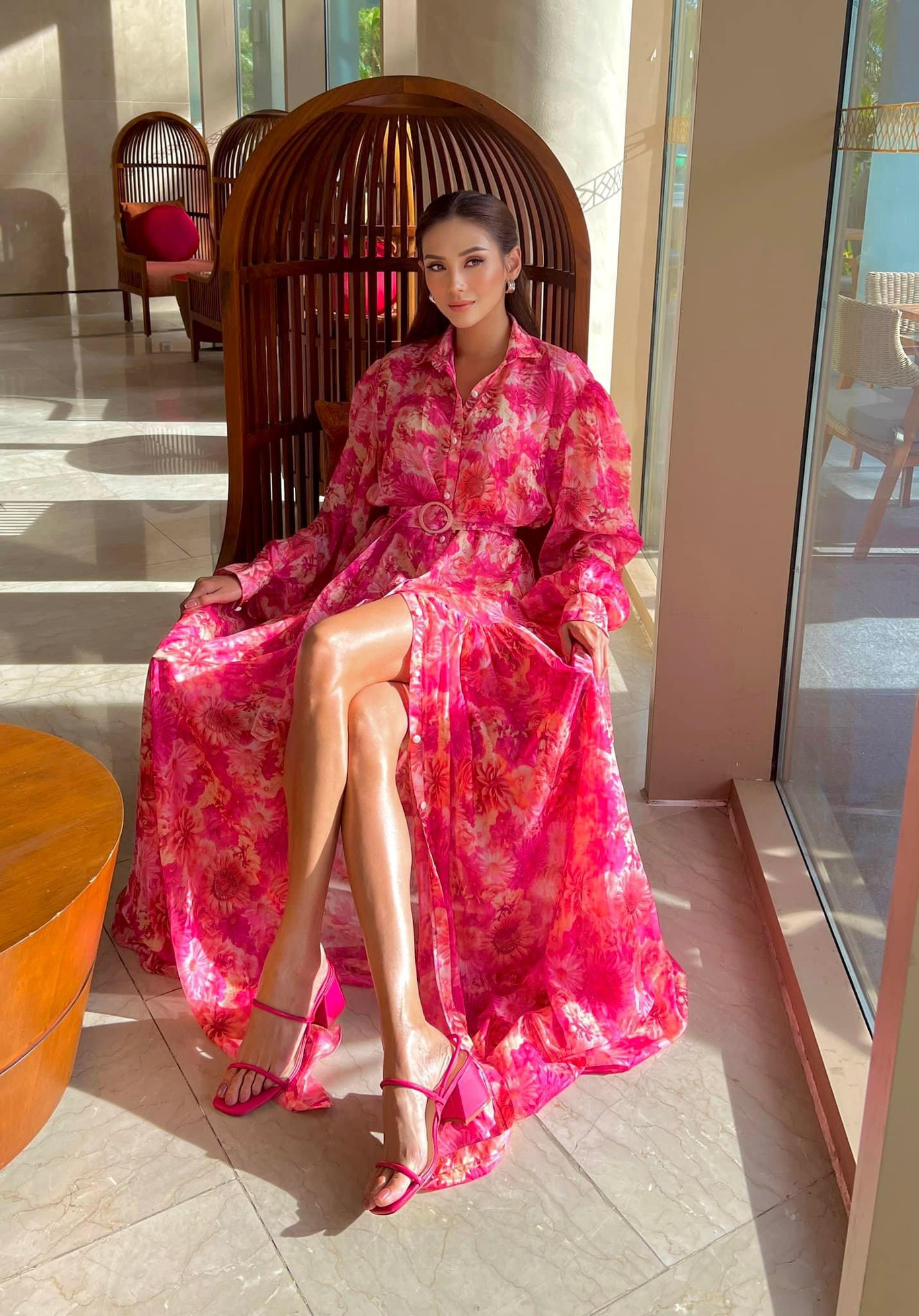 Á hậu, siêu mẫu Võ Hoàng Yến khoe chân dài quyến rũ với bộ váy hoa rực rỡ.