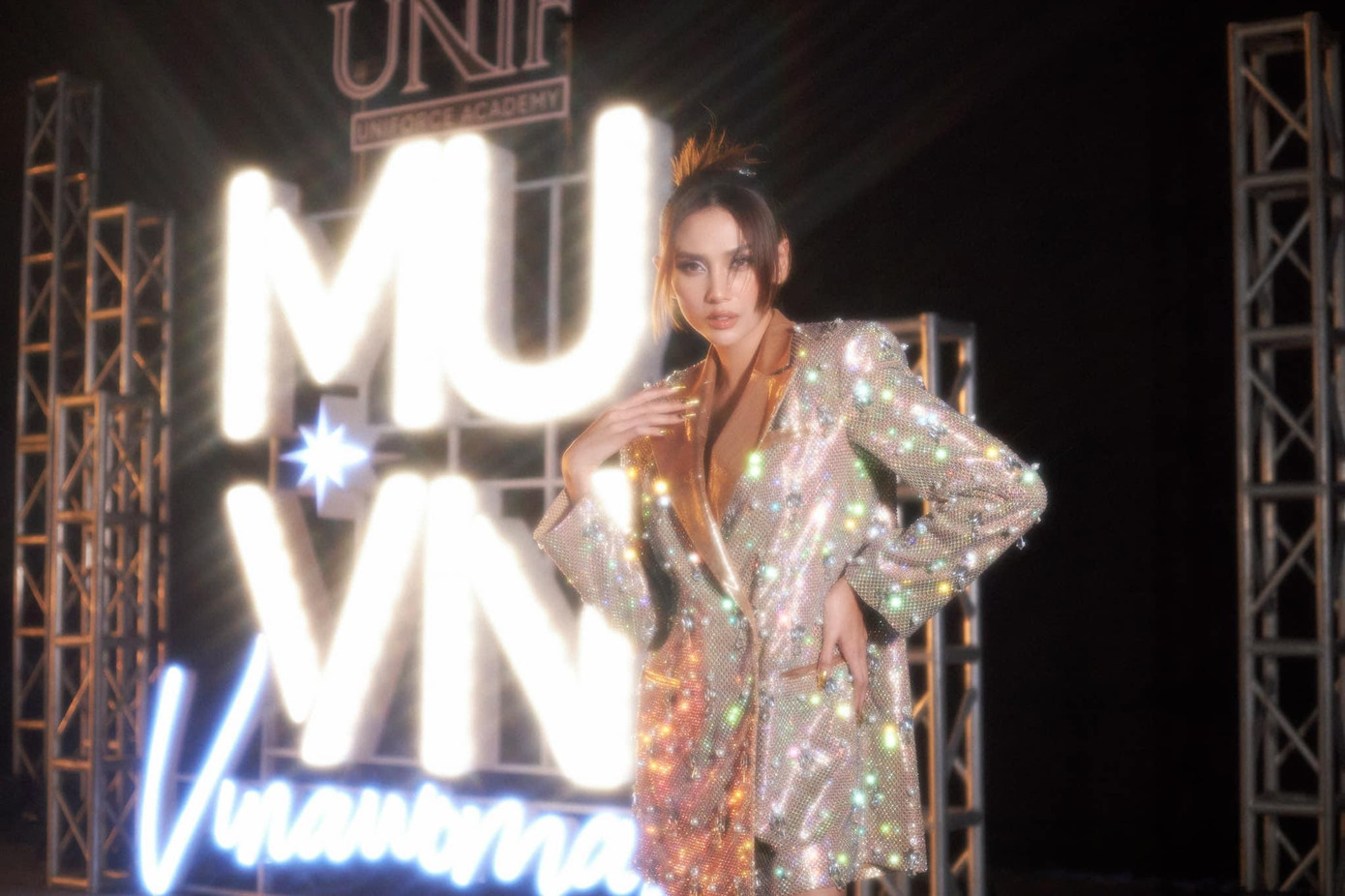 Kiểu tóc búi kiêu kỳ cũng mang lại vẻ cá tính và quyền lực cho Võ Hoàng Yến.