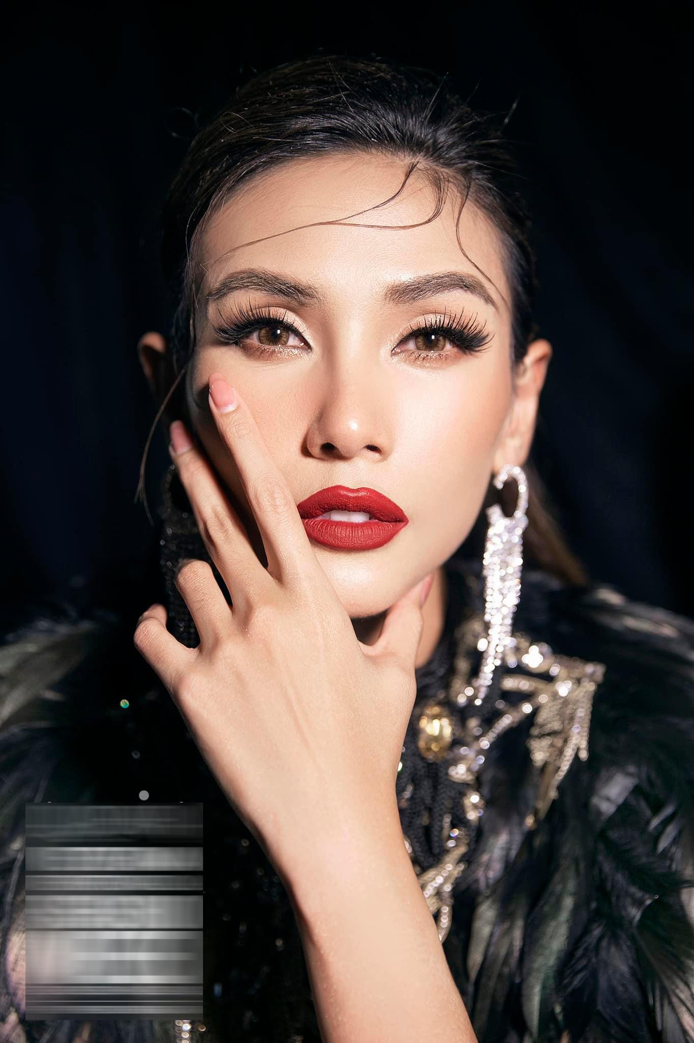 Á hậu Hoàn vũ Việt Nam 2008 khoe nhan sắc lộng lẫy trong hậu trường.