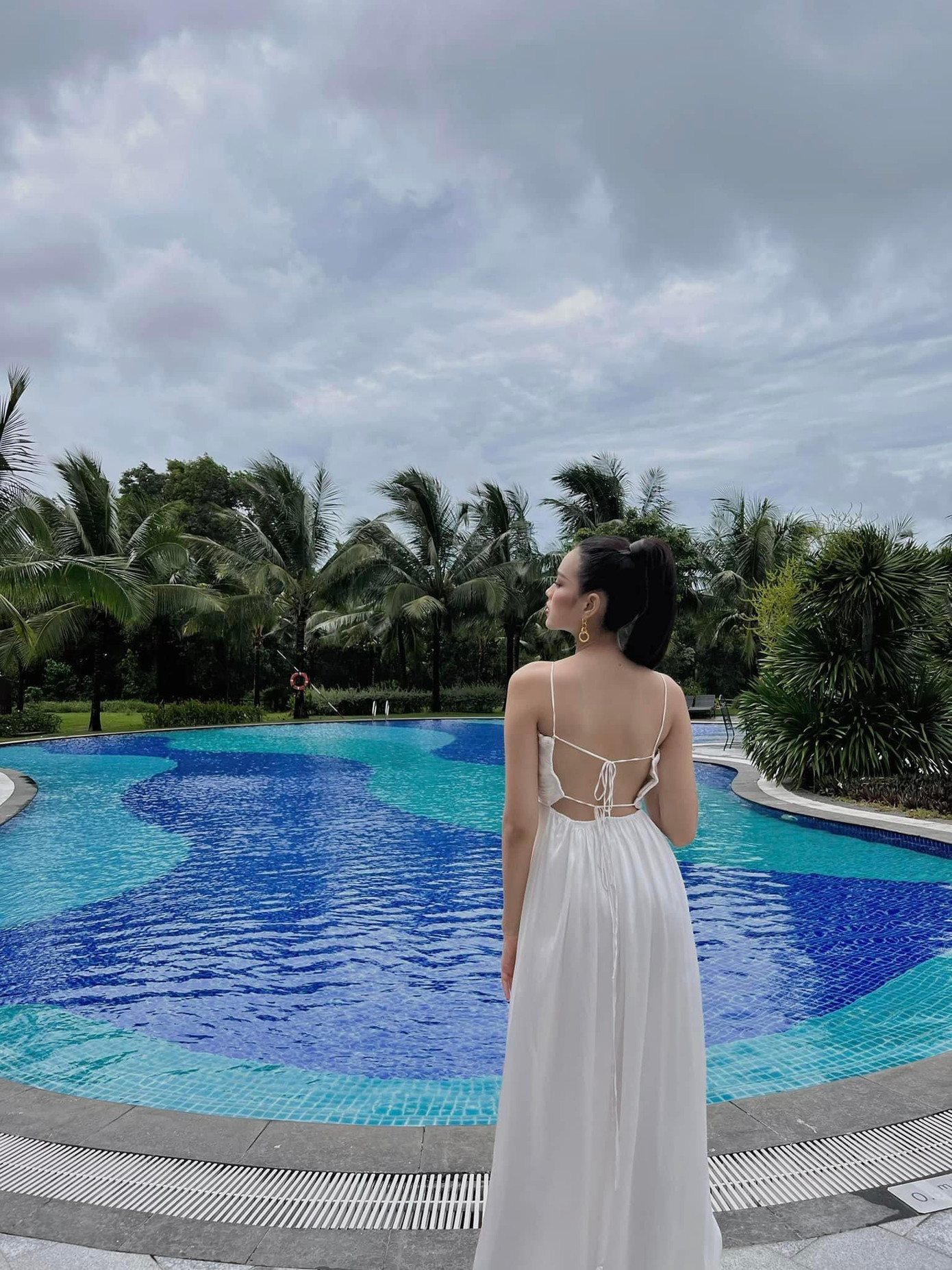 Thiết kế còn giúp Đỗ Thị Hà khoe trọn tấm lưng ong nuột và quyến rũ khiến fans phải trầm trồ.