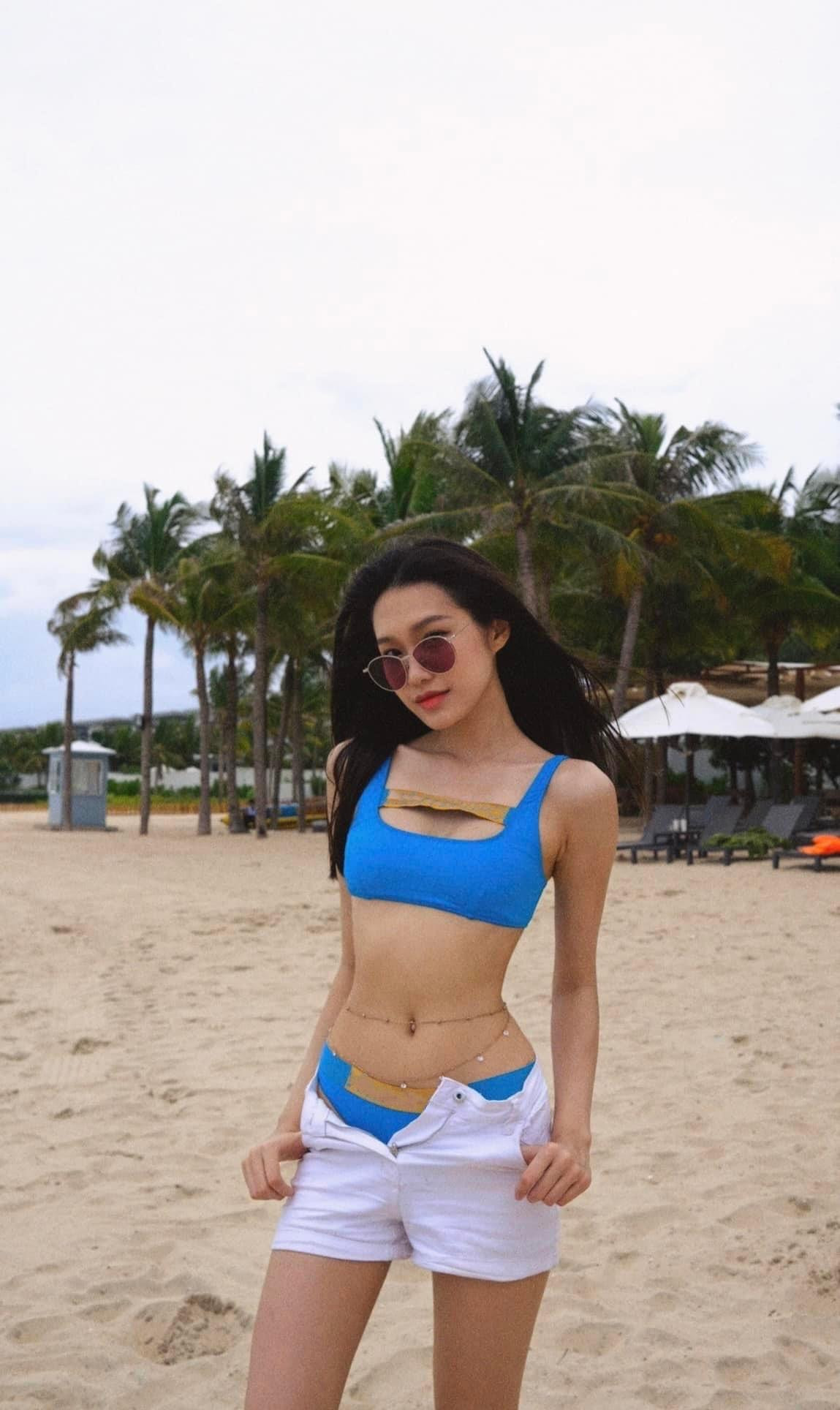 Người đẹp Tài năng của HHVN 2020 Doãn Hải My diện bikini tông màu xanh có kiểu dáng lạ mắt, khoe dáng sexy trên biển.