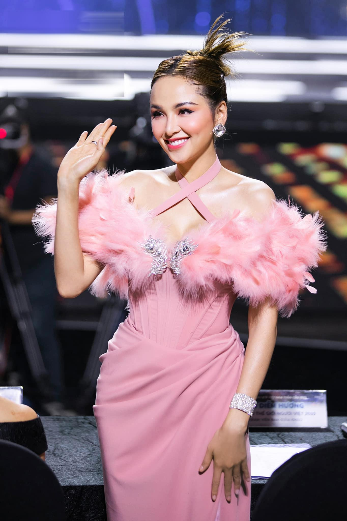 Chi tiết đính lông vũ tinh tế mang lại vẻ kiêu sa, lộng lẫy cho Diễm Hương trên ghế giám khảo.