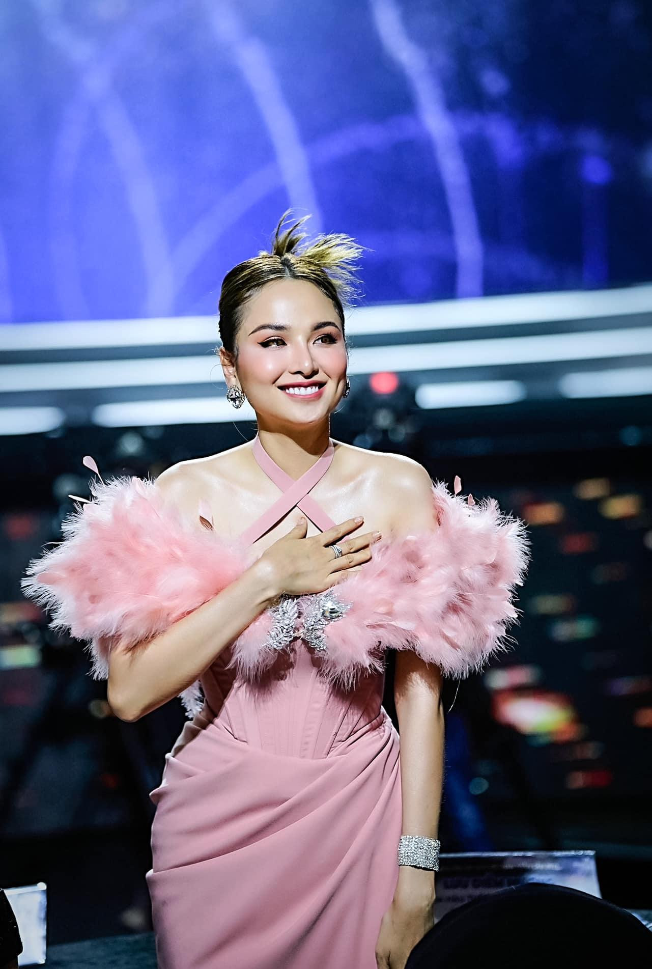 Người đẹp chọn kiểu búi tóc cao sang trọng và trang điểm tông màu nude ton-sur-tun với bộ váy.