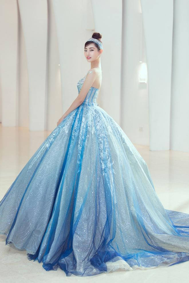 Diện bộ váy xanh với phần tùng váy xoè rộng, Lương Thuỳ Linh đẹp kiêu sa như nàng công chúa bước ra từ cổ tích.