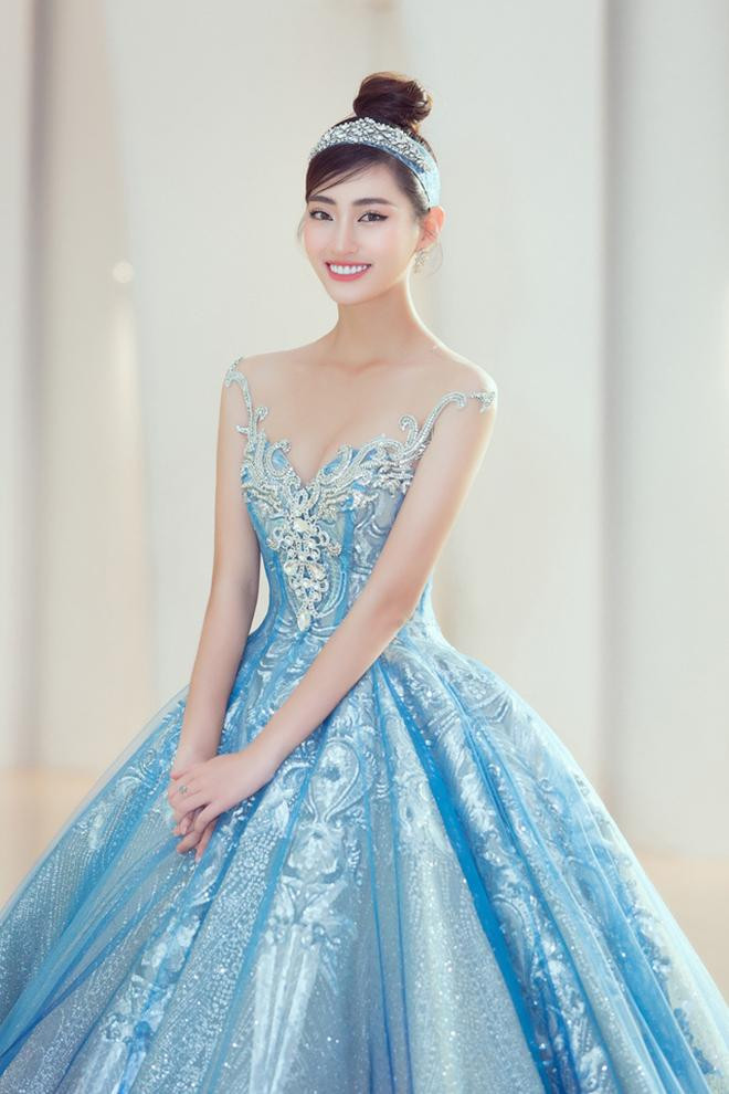 Hoa hậu Lương Thuỳ Linh cũng có một màn hoá thân thành công chúa Elsa cực kỳ xinh đẹp và lộng lẫy.