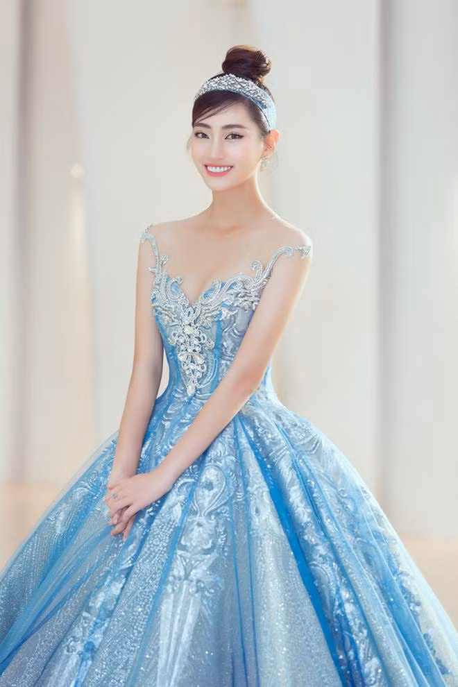 Hoa hậu Lương Thuỳ Linh cũng có một màn hoá thân thành công chúa Elsa cực kỳ xinh đẹp và lộng lẫy.